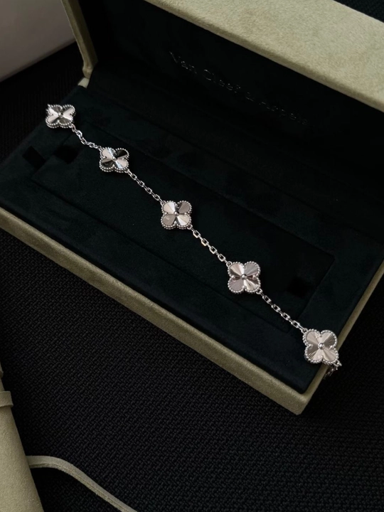 Ayollar va qizlar uchun bilaguzuklar Van Cleef, rangini o'zgartirmaydi va qoraymaydi