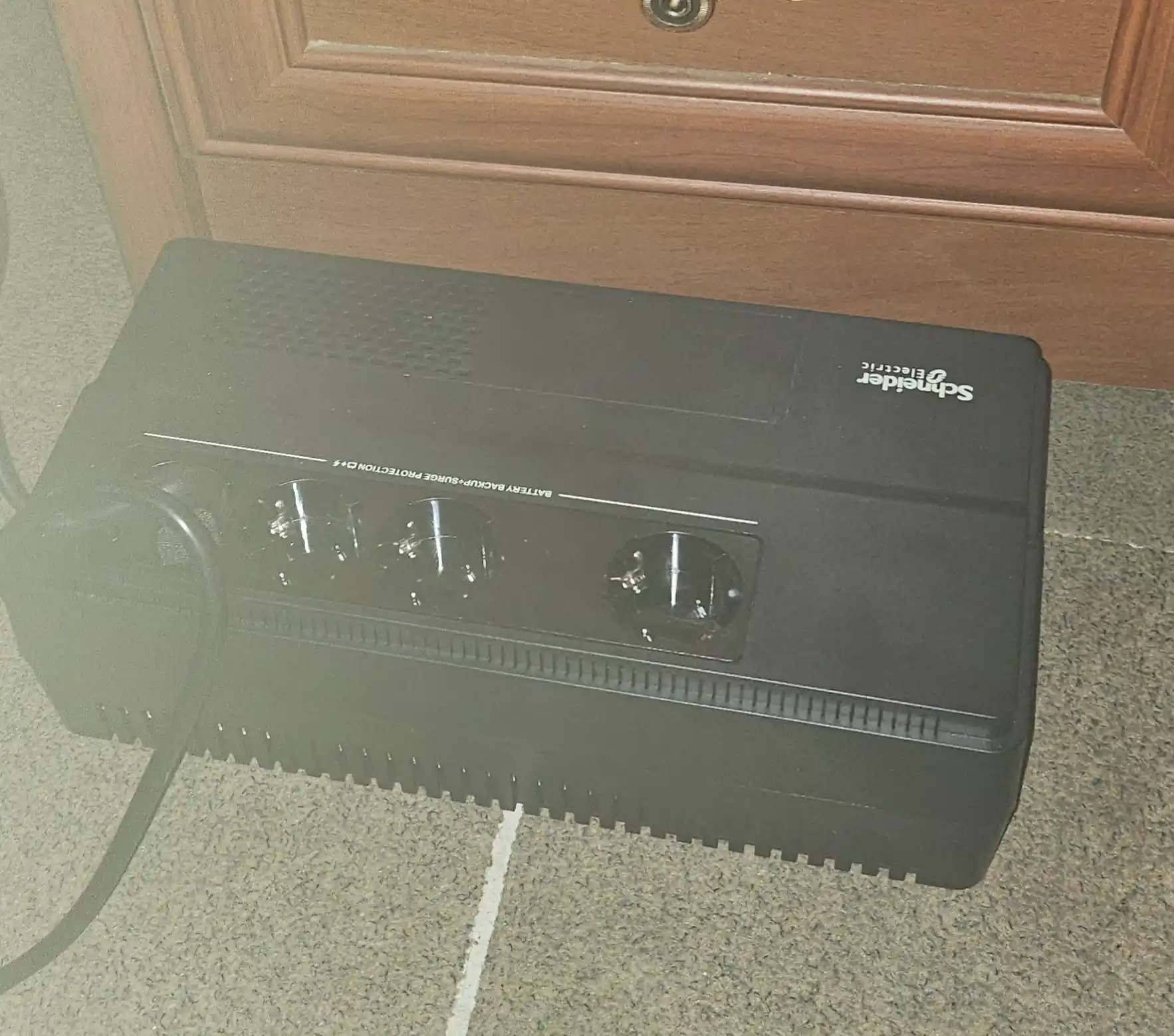 Uzluksiz quvvat manbai APC BV650I/800I/1000I, 4ta rozetkali, UPS, 375/450/600 Vt