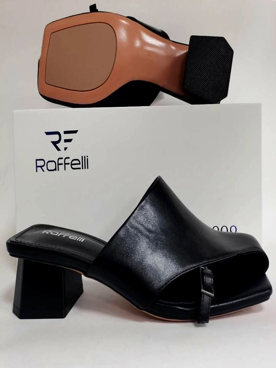 Qulay ayollar uchun Raffelli flip-floplari - bir o'lcham kattaroq
