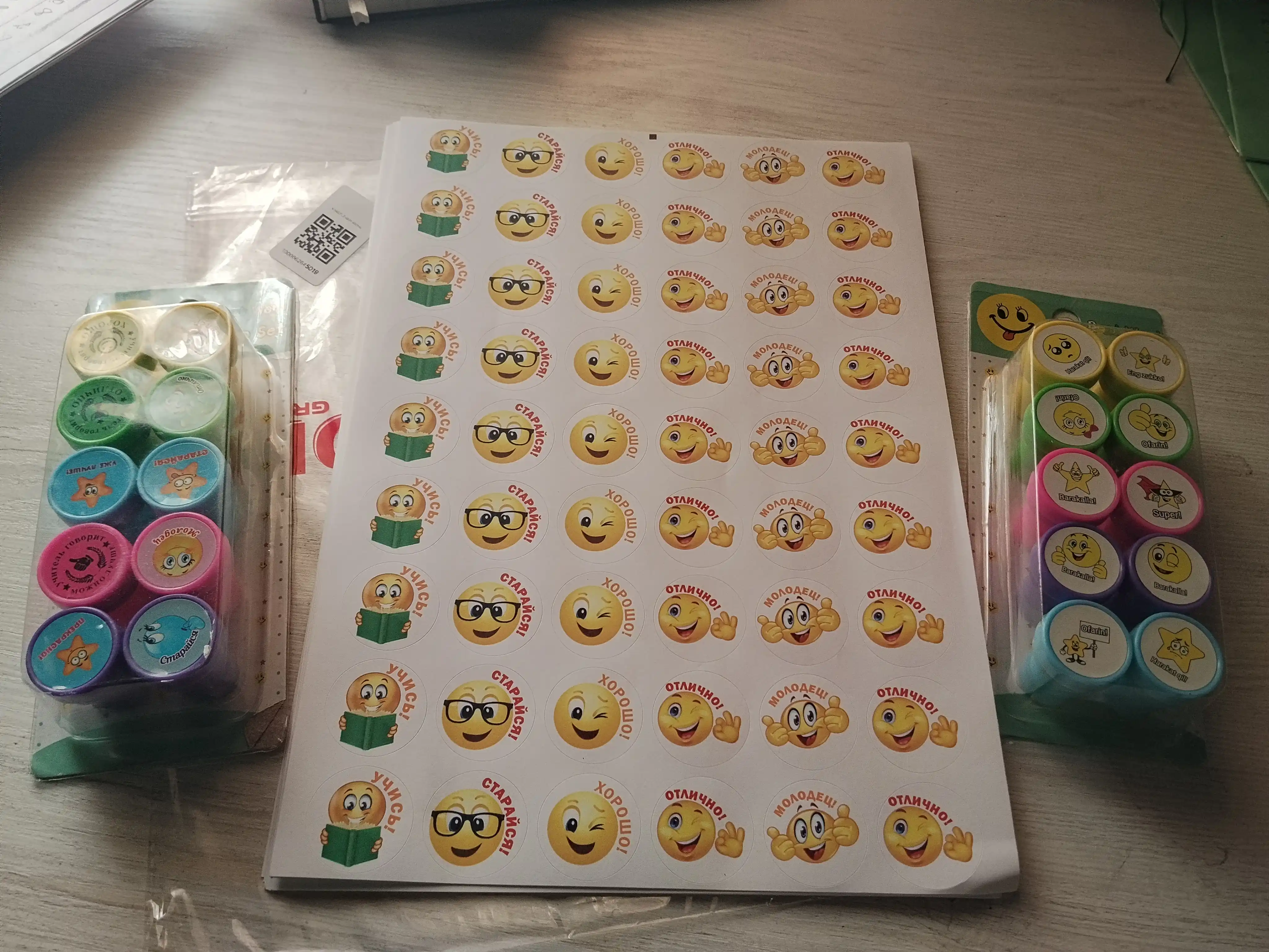 Emoji stikerlari, 1 varaqda 54 dona, ruscha + o‘zbekcha