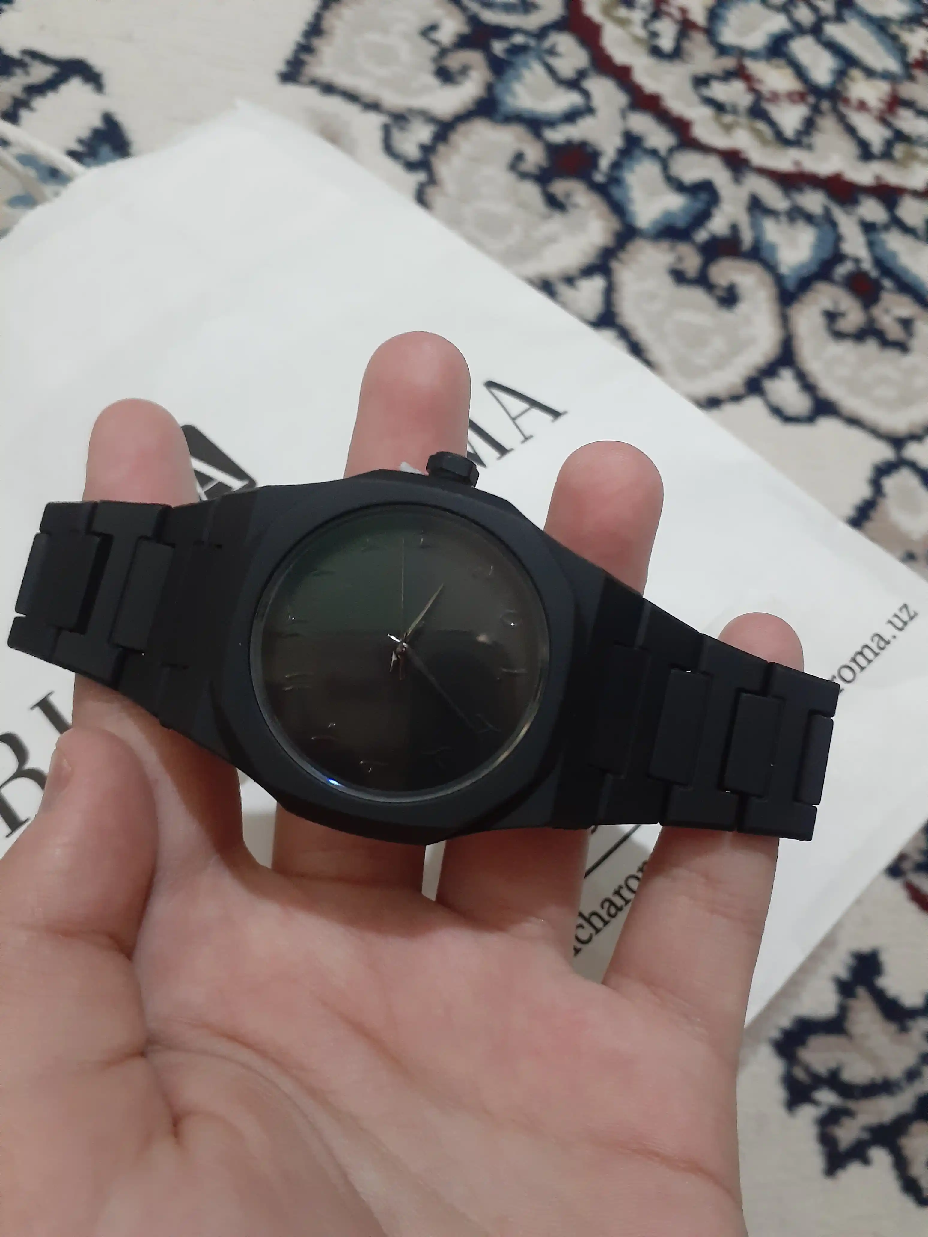 Arab raqamli qo‘l soati, minimalistik dizayn