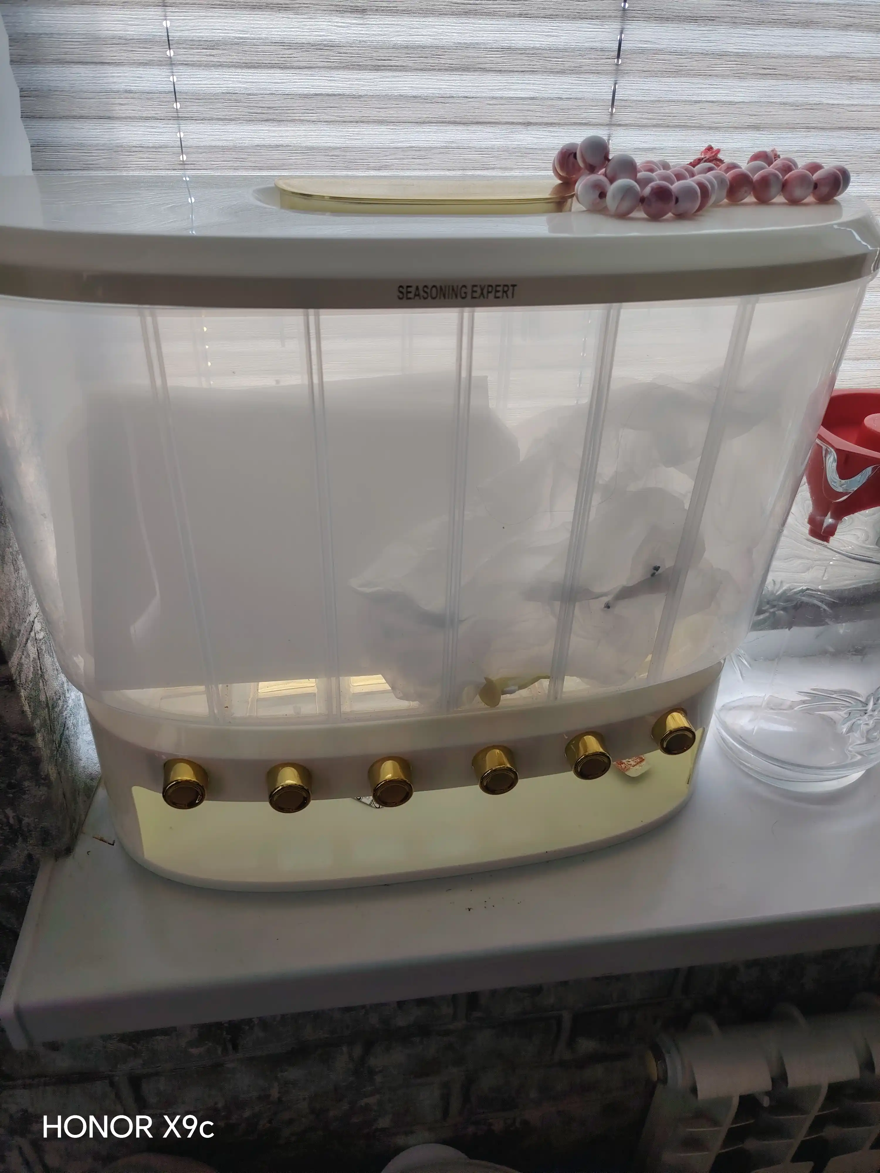 Yormalarni saqlash uchun  konteyner-dispenser, dozator bilan, 6 ta bo‘limdan, 12.5 l