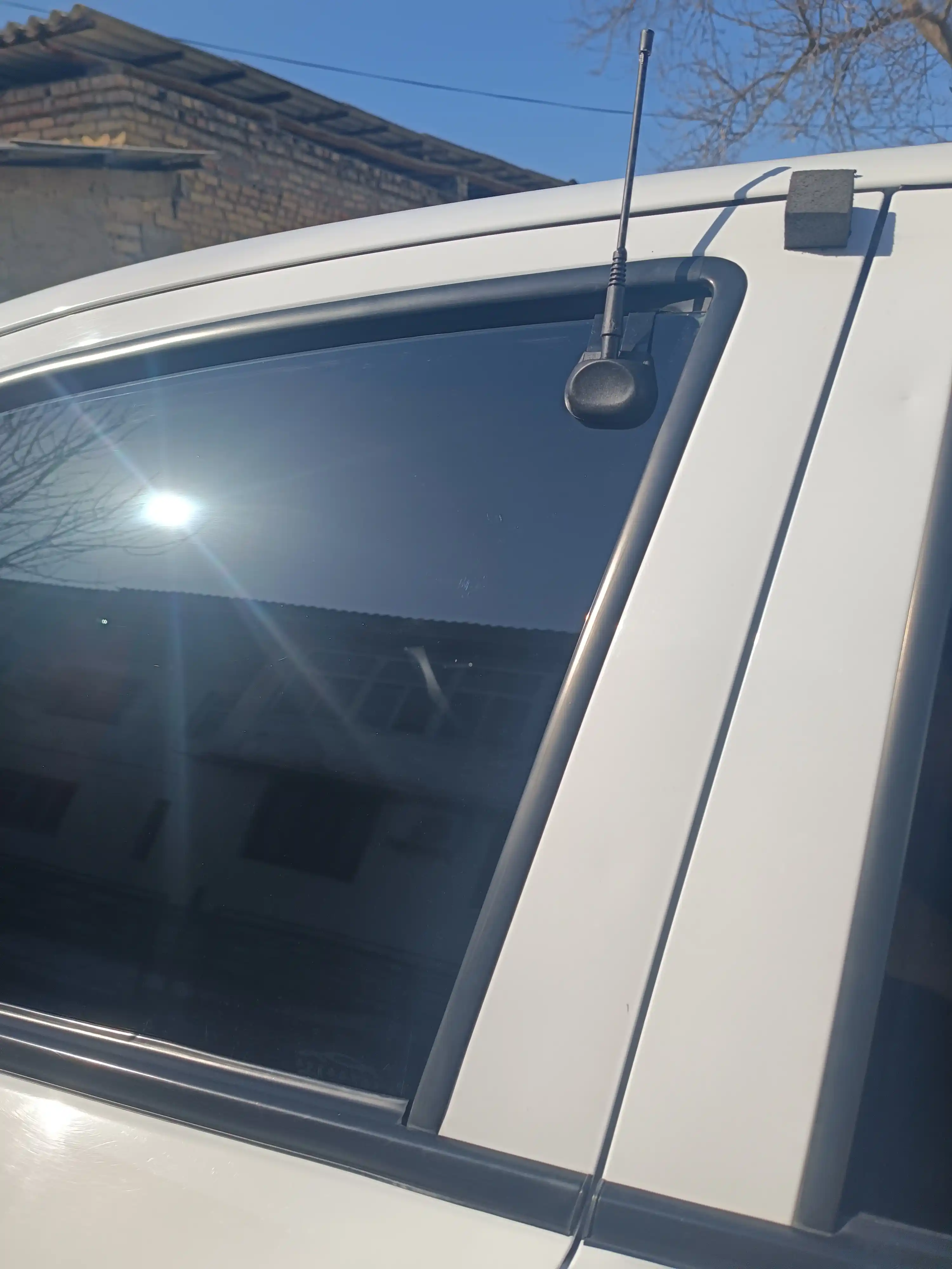 Universal avtomobil FM/AM antennasi klipsli yoki yopishtiriladigan
