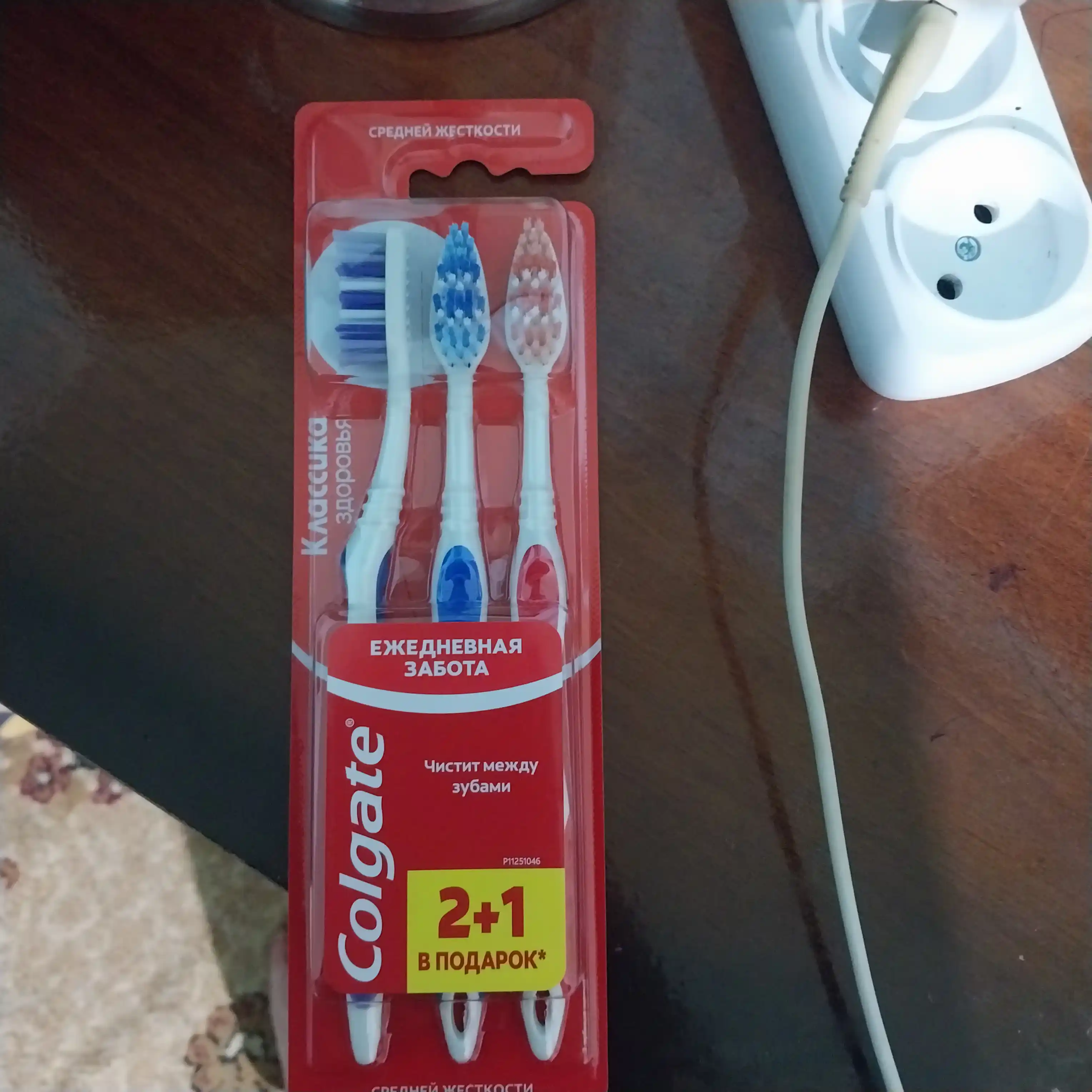 Tish cho'tkasi Colgate Klassik salomatlik, o'rtacha qattiqlik, 2+1