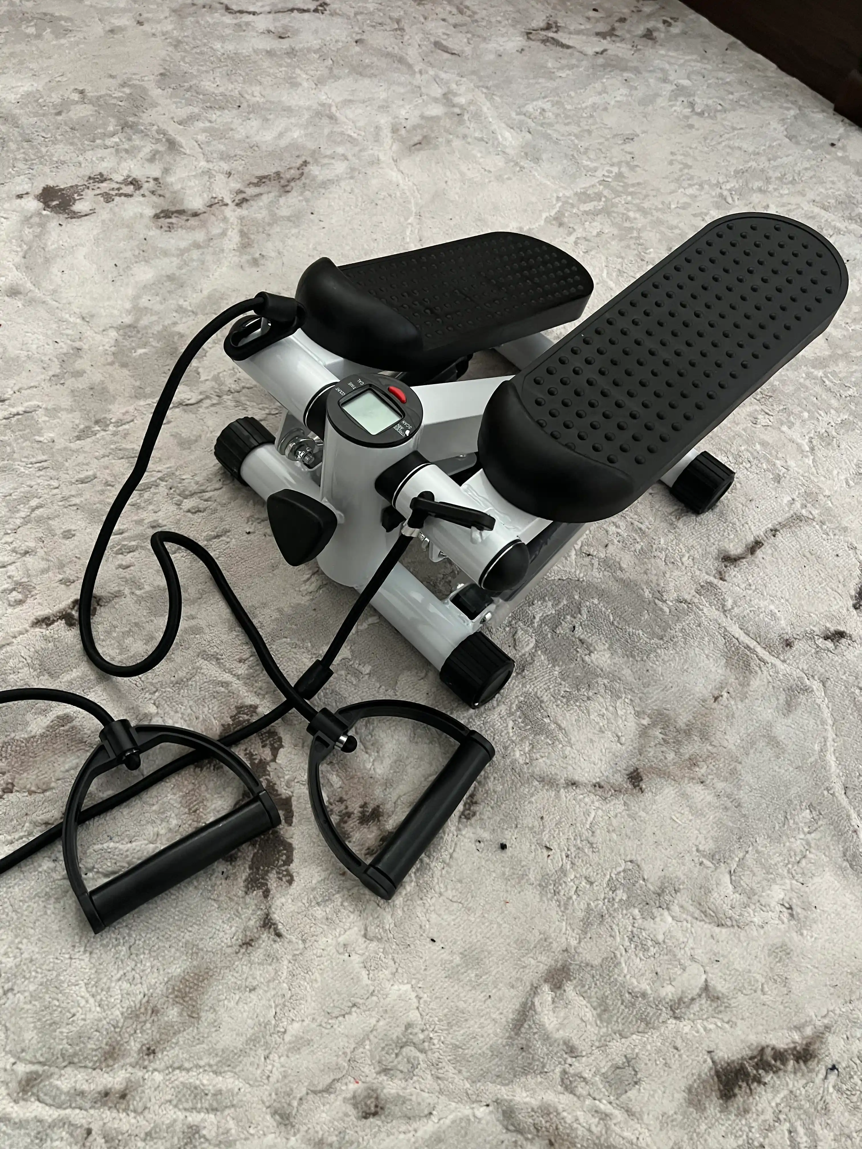 Stepper-trenajor oyoqlar, sonlar, press va bel uchun, fitnes espanderi bilan