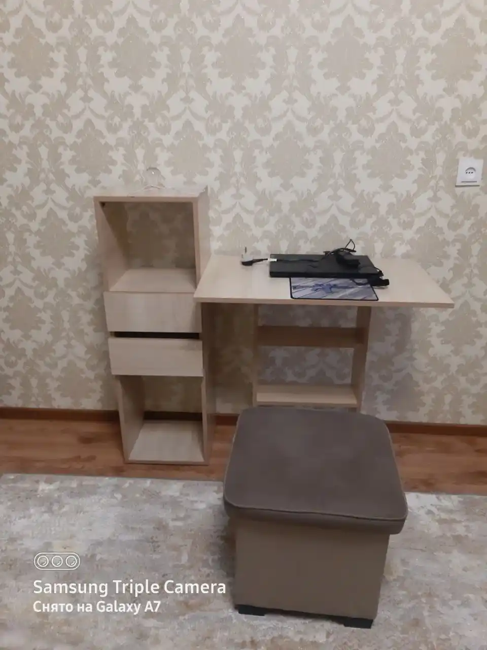 Письменный компьютерный стол с ящиками  и боковыми открытыми полками для дома и офиса