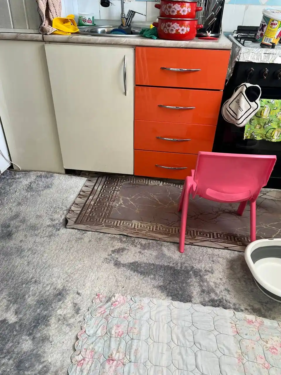 Tilla rangli o‘zi yopishuvchi dekorativ plyonka – mebel, devor, eshik uchun