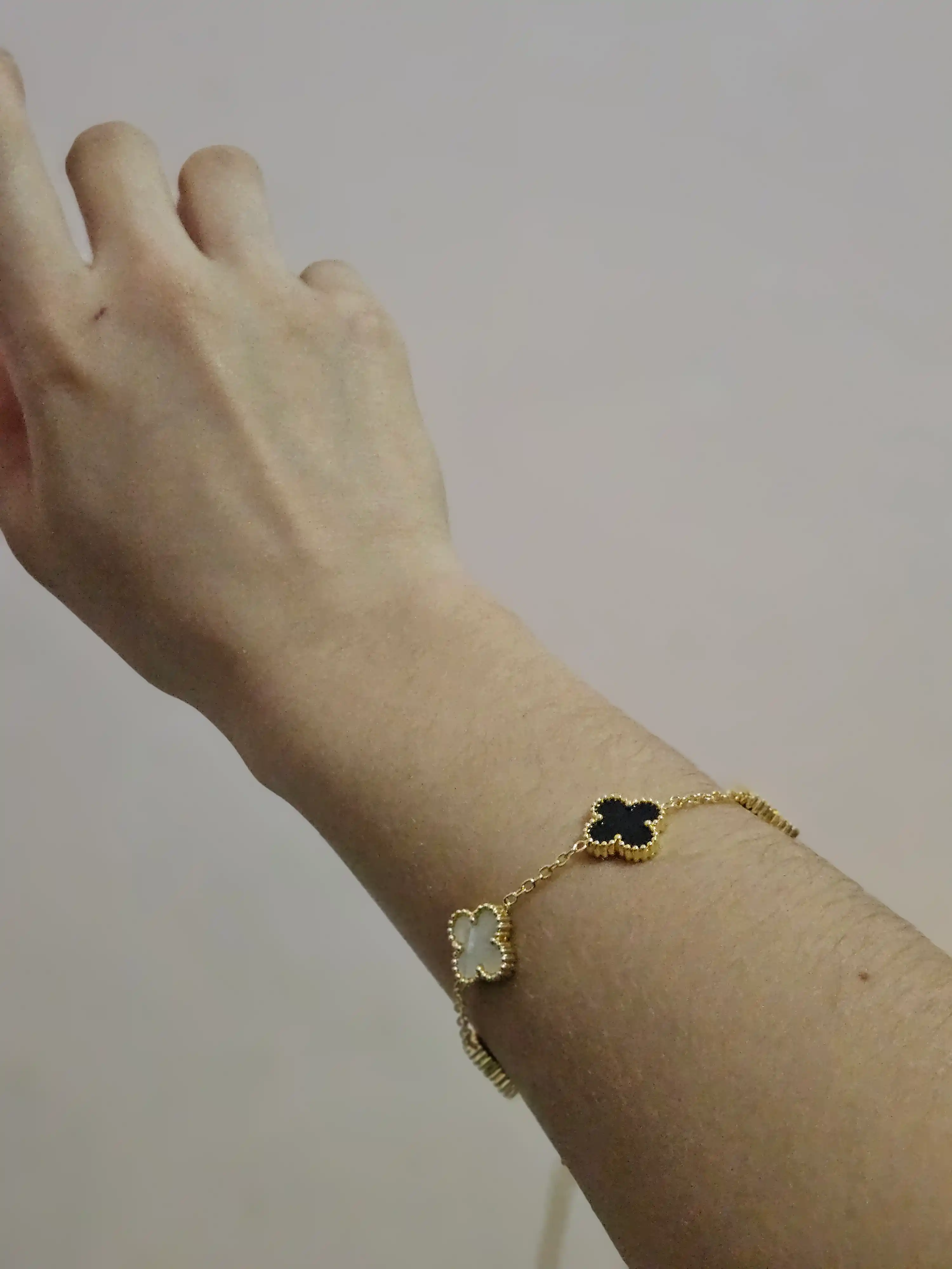 Ayollar va qizlar uchun bilaguzuklar Van Cleef, rangini o'zgartirmaydi va qoraymaydi