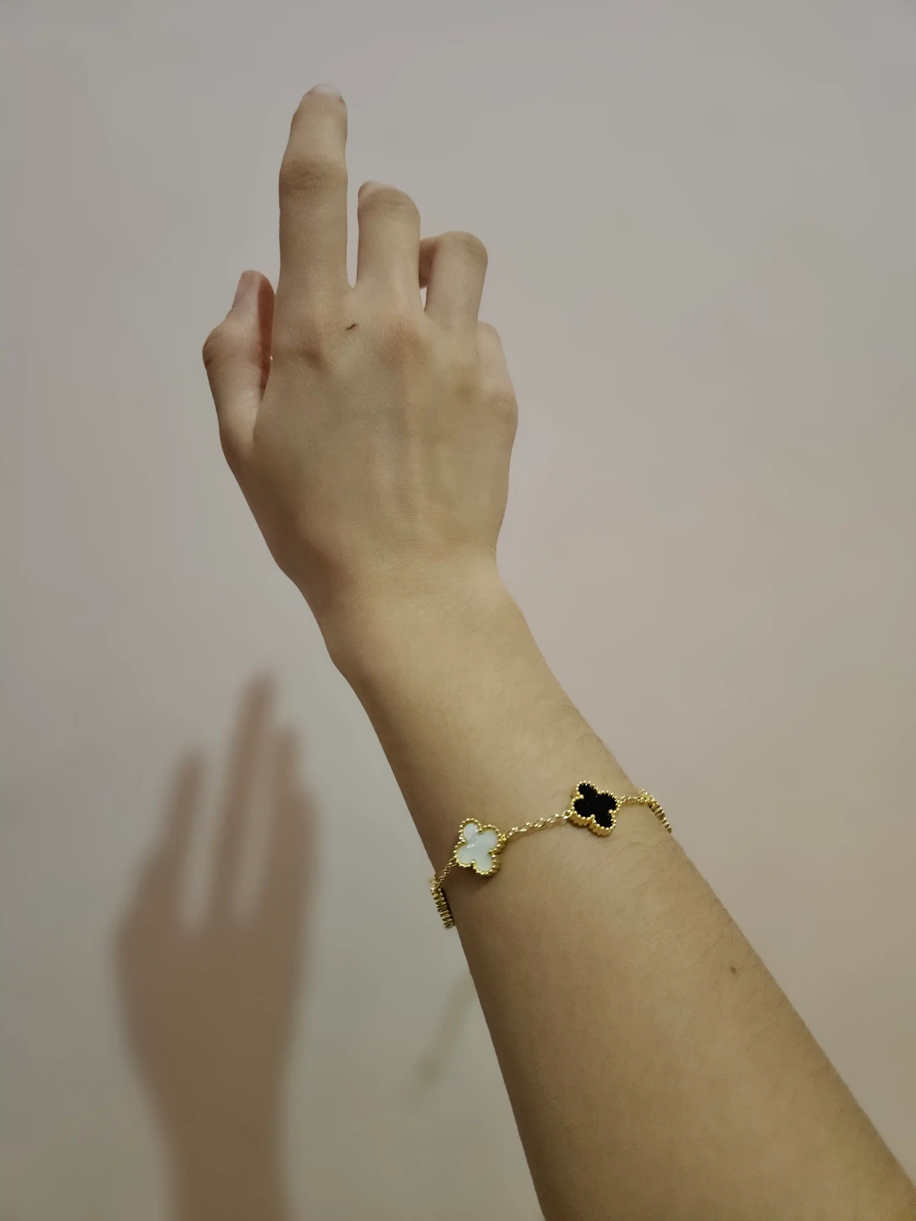 Ayollar va qizlar uchun bilaguzuklar Van Cleef, rangini o'zgartirmaydi va qoraymaydi