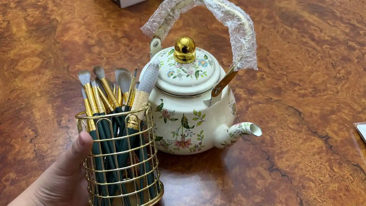 Эмалированный чайник 1.5 л — с цветочным рисунком, подходит для индукционных плит