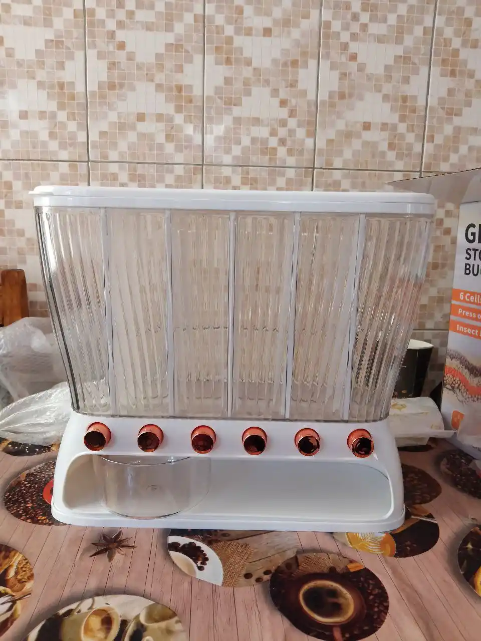 Yormalarni saqlash uchun  konteyner-dispenser, dozator bilan, 6 ta bo‘limdan, 12.5 l