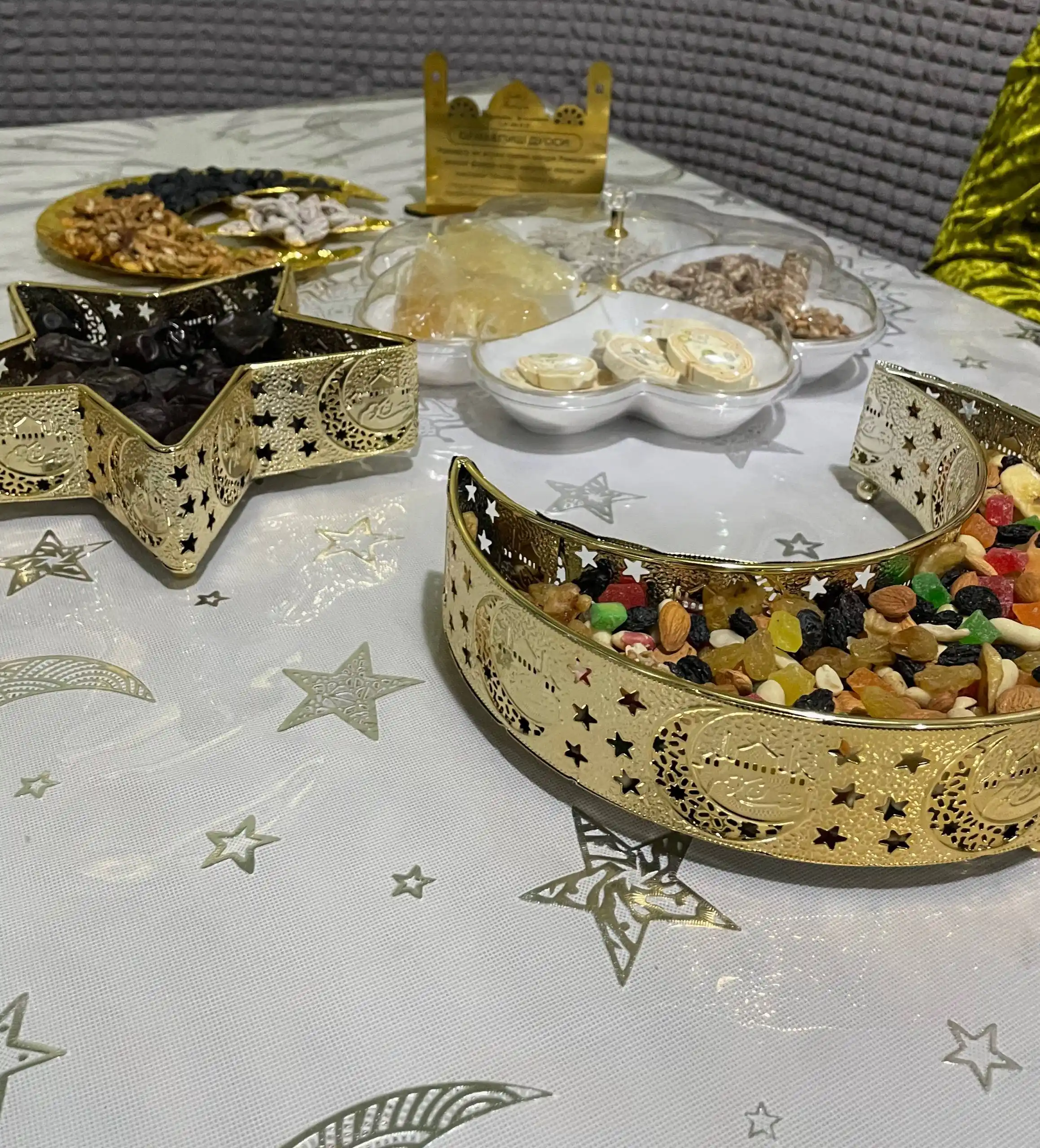 Oy va yulduz shaklidagi Ramazon uchun dekorativ idishlar, shirinliklar