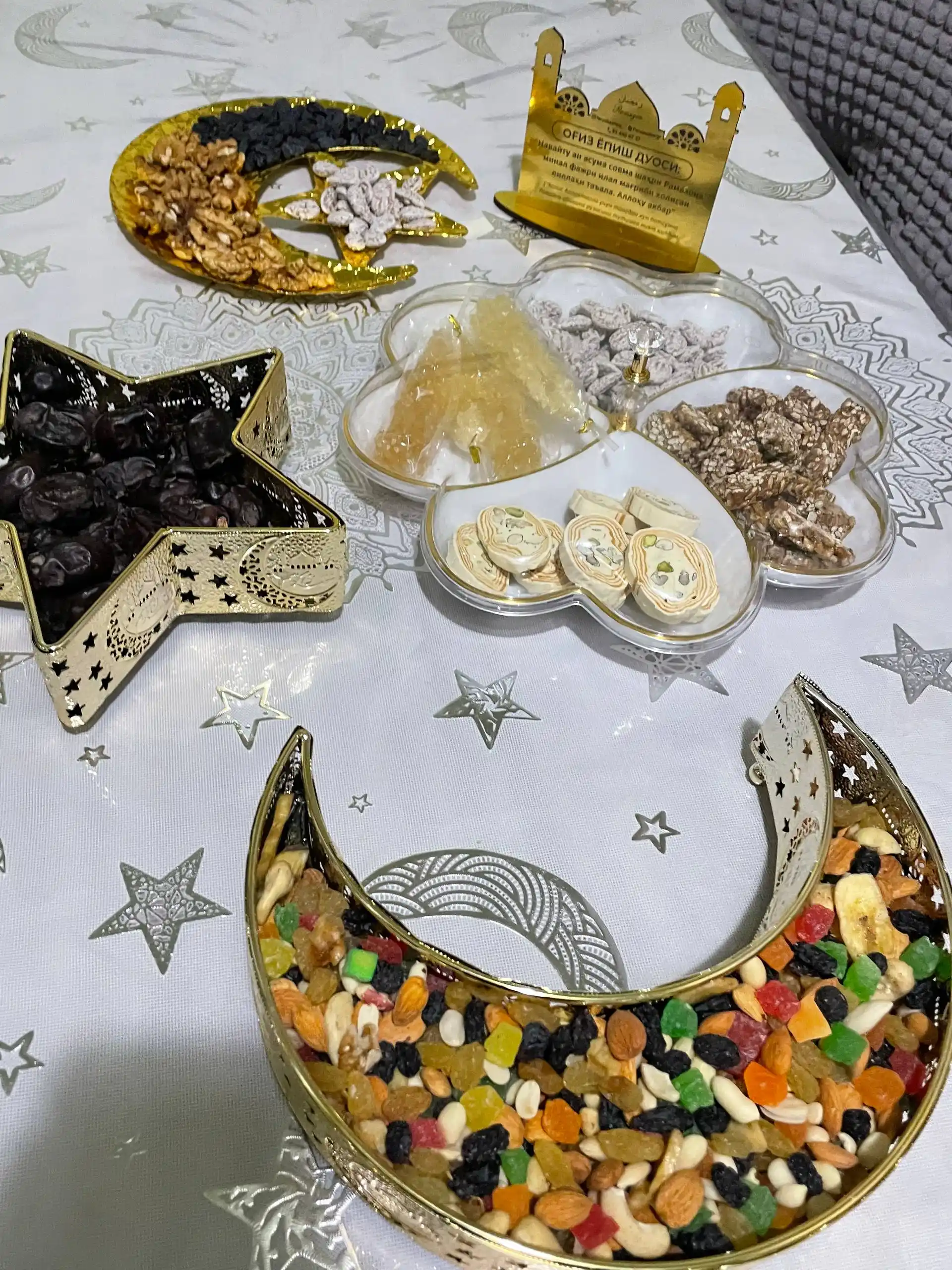 Oy va yulduz shaklidagi Ramazon uchun dekorativ idishlar, shirinliklar