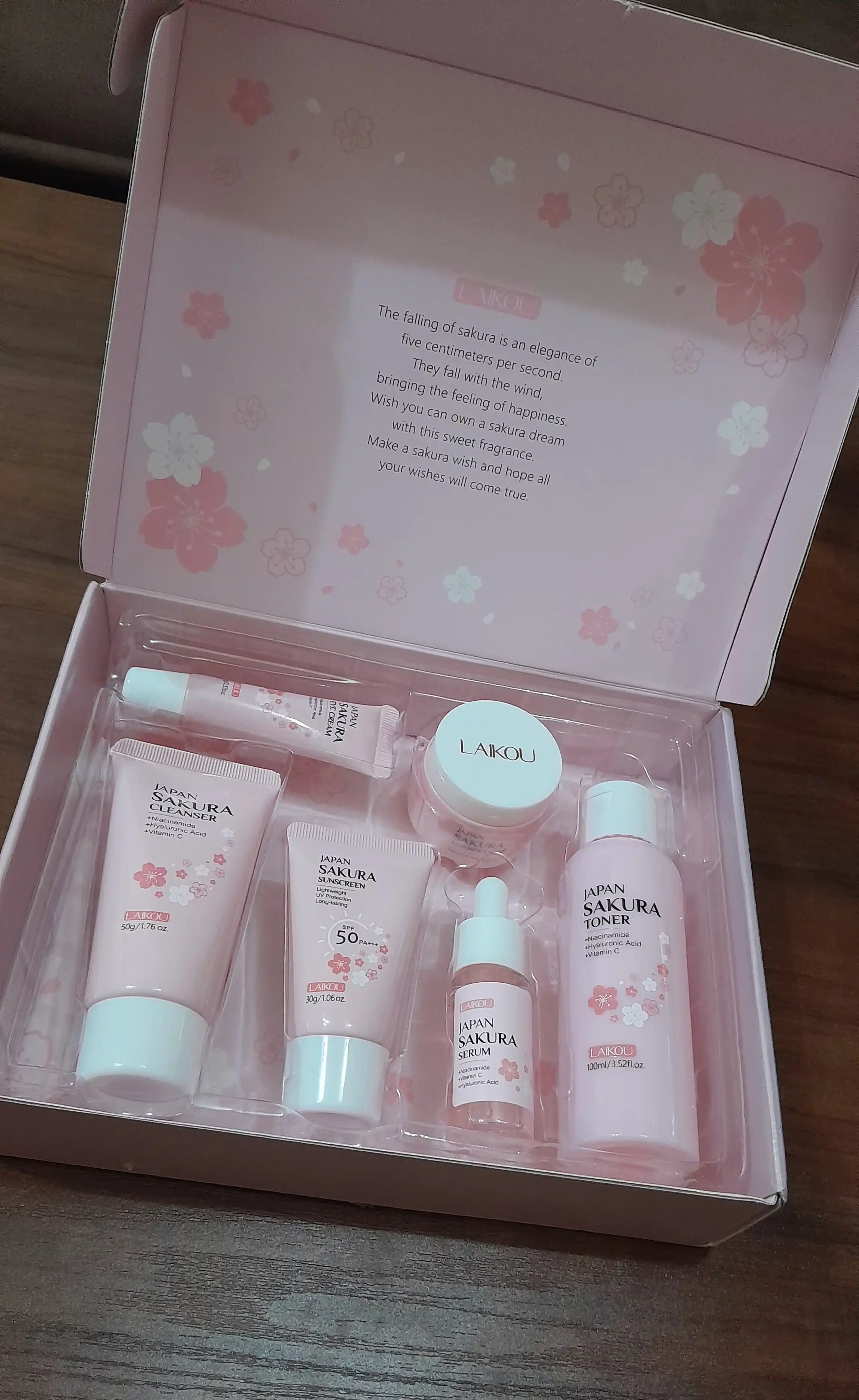 Sakura qarishga qarshi kosmetika sovg‘a to‘plami: atirgul ekstrakti bilan