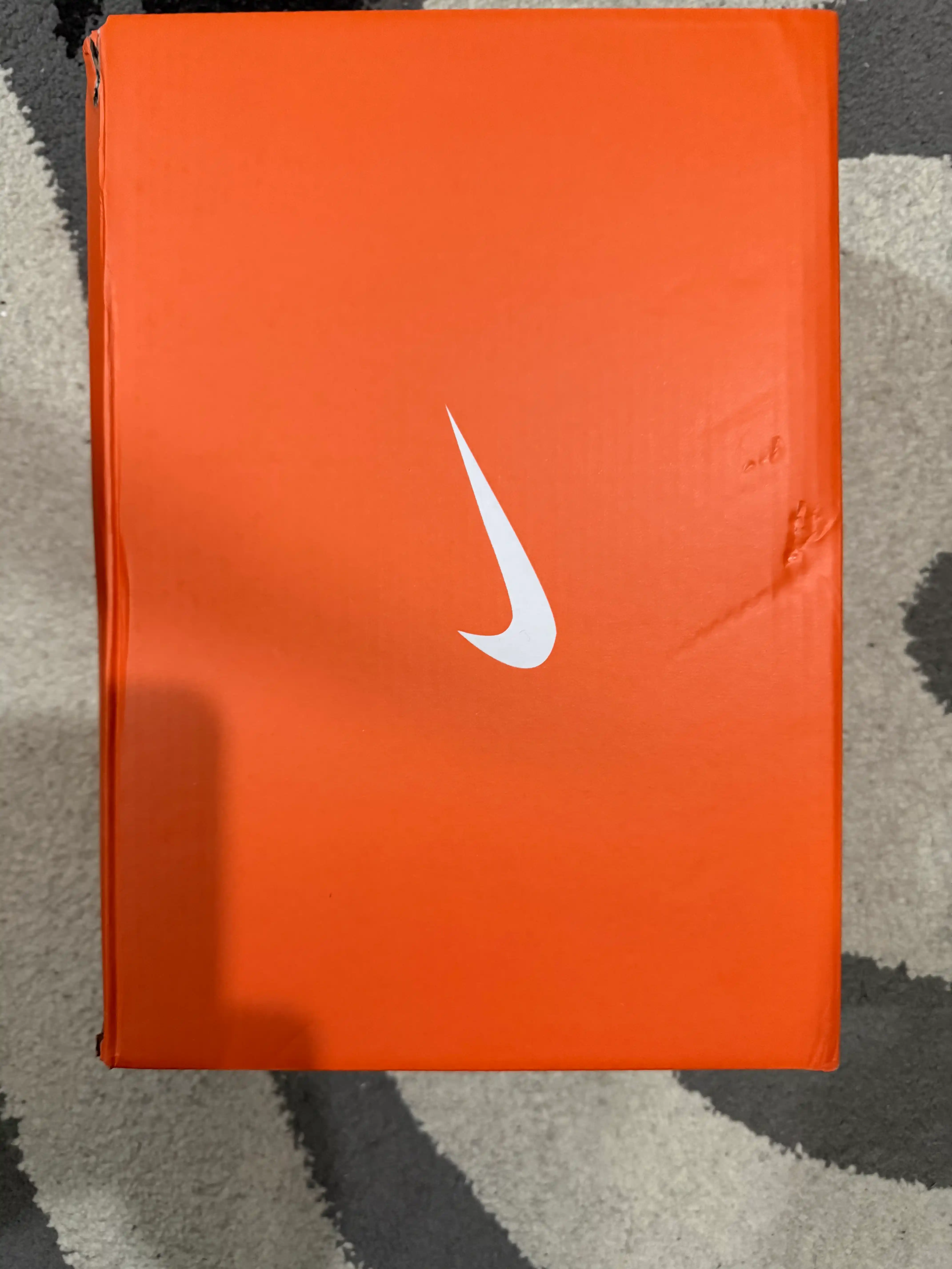 Nike Air Force erkaklar krossovklari