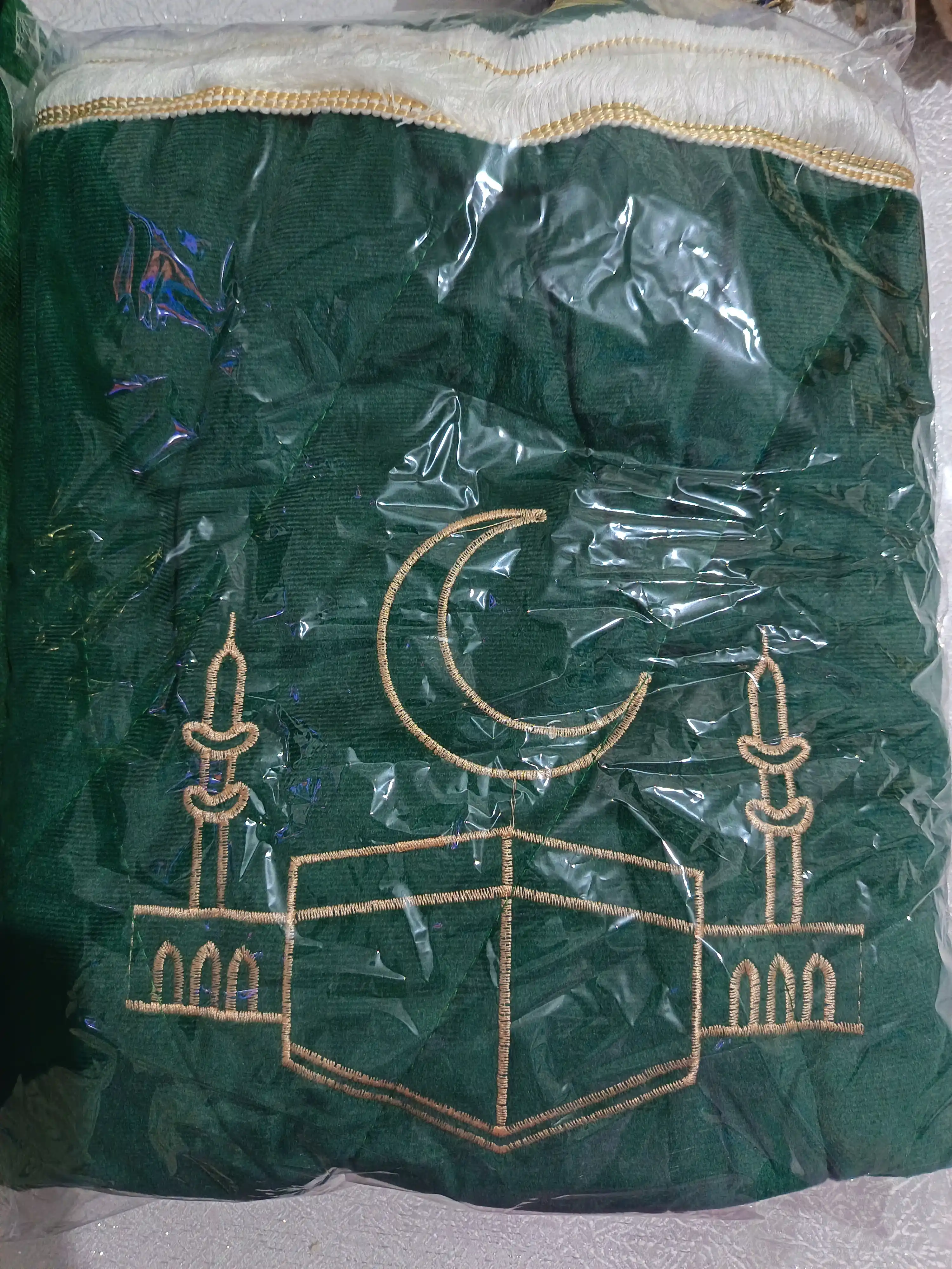 Diniy to'plam ibodat , Arabcha Qur'oni kitobi, joynamoz, tasbeh, zam zam - sovg'a qutisida