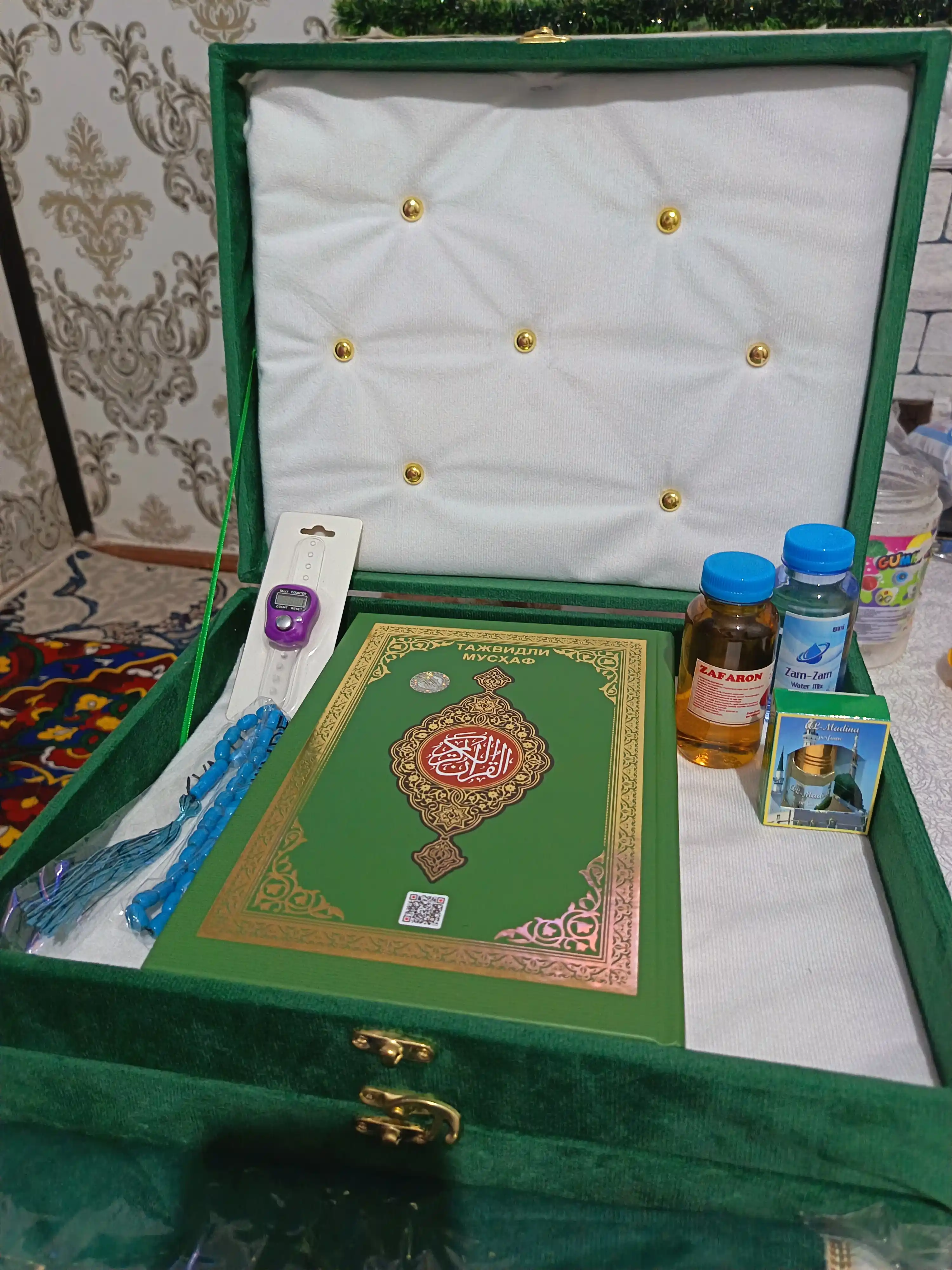 Diniy to'plam ibodat , Arabcha Qur'oni kitobi, joynamoz, tasbeh, zam zam - sovg'a qutisida