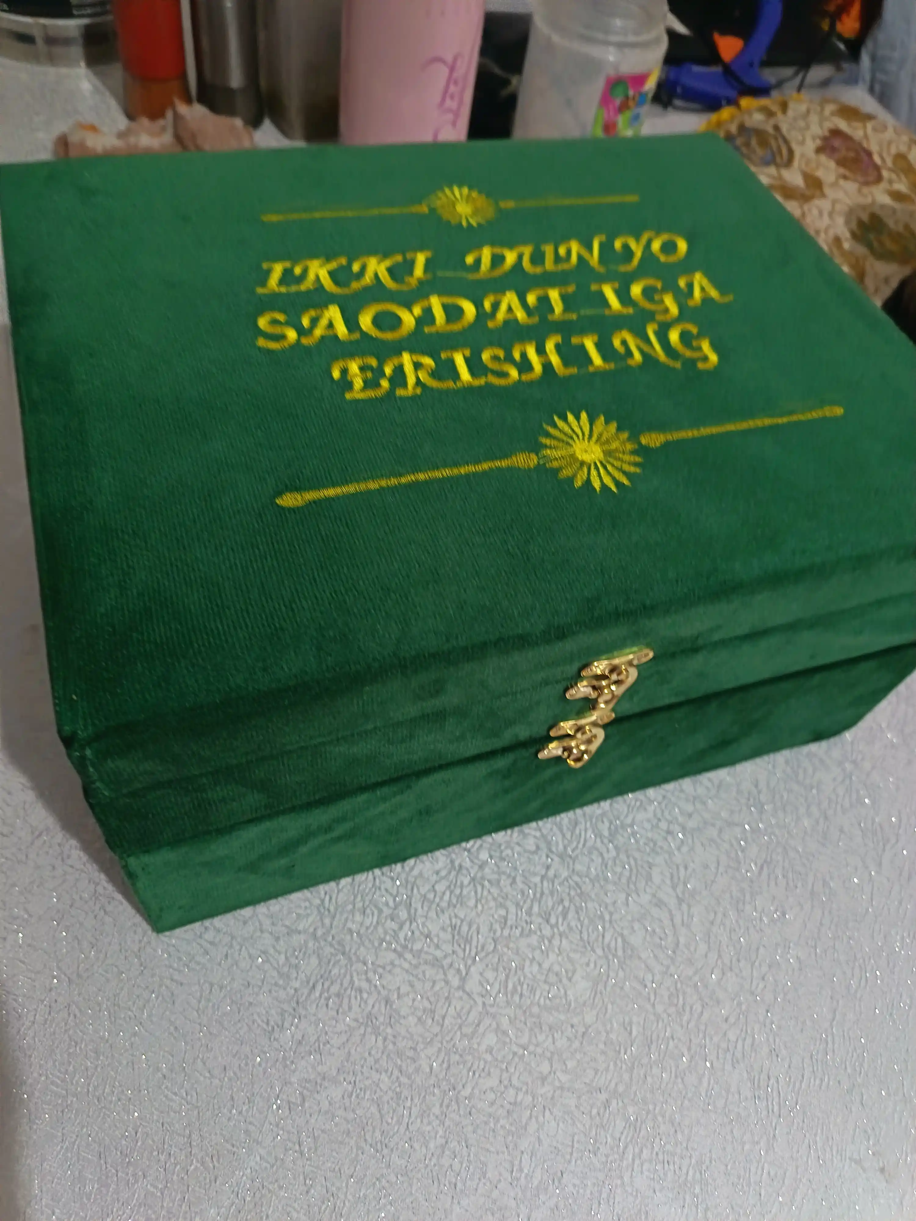 Diniy to'plam ibodat , Arabcha Qur'oni kitobi, joynamoz, tasbeh, zam zam - sovg'a qutisida