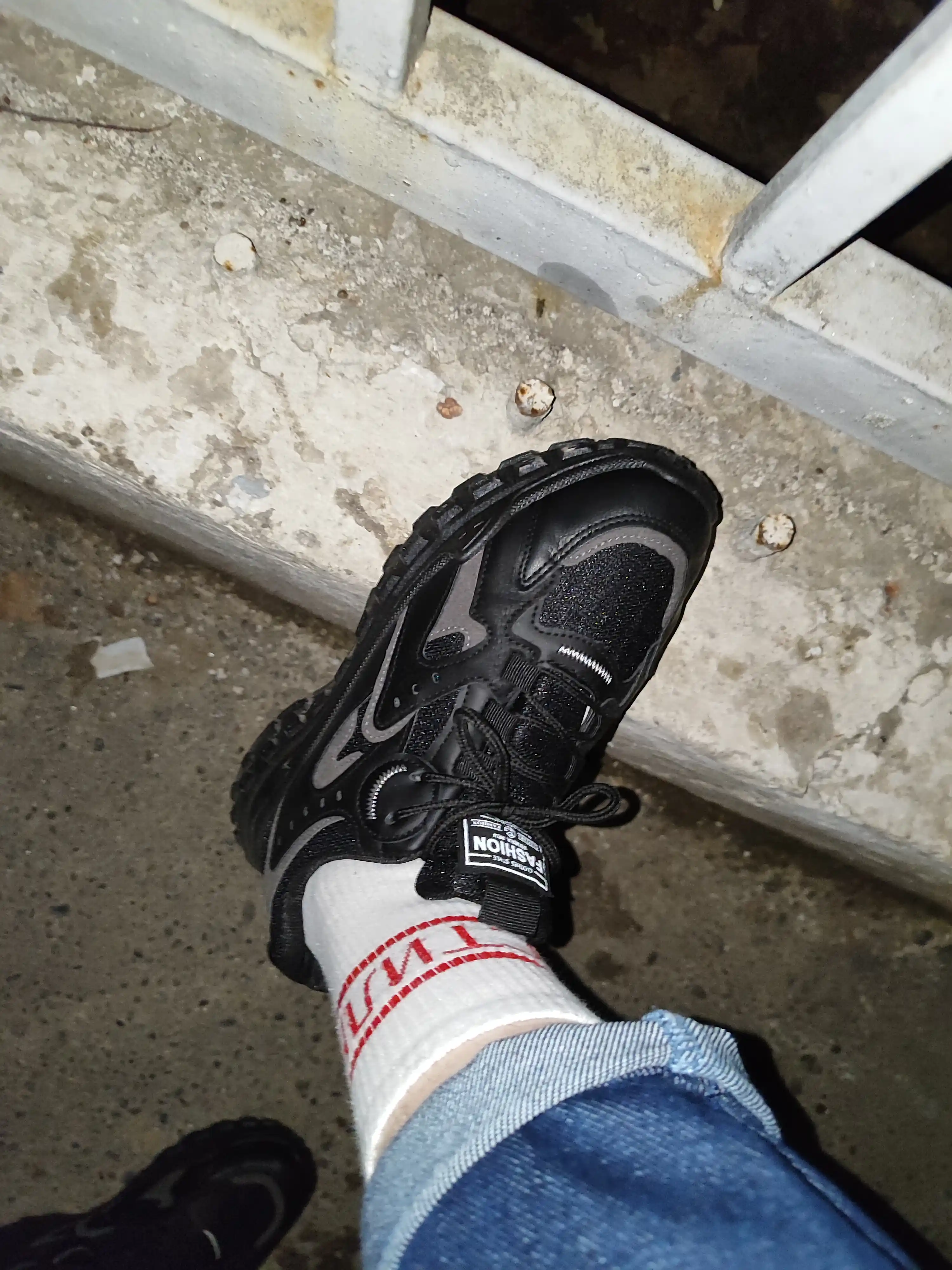 Erkaklar uchun demi-mavsumiy MIRS SHOES krossovkalari, baland taglikda, 1 o‘lchamga kichik