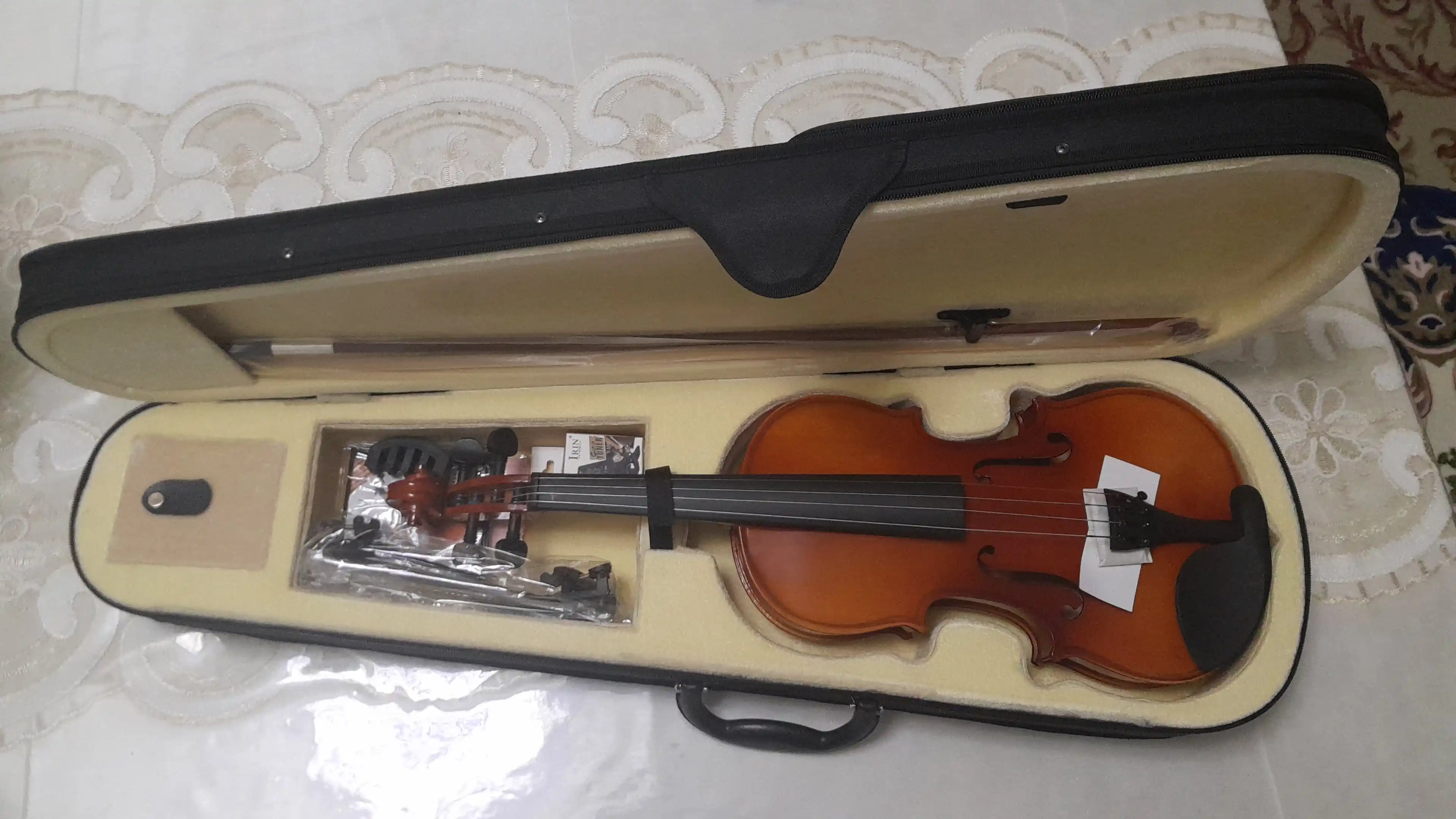 Akustik skripka 1/2-3/4-4/4, 8 ta cholg‘udan iborat 1 ta to‘plam, g‘ilofli