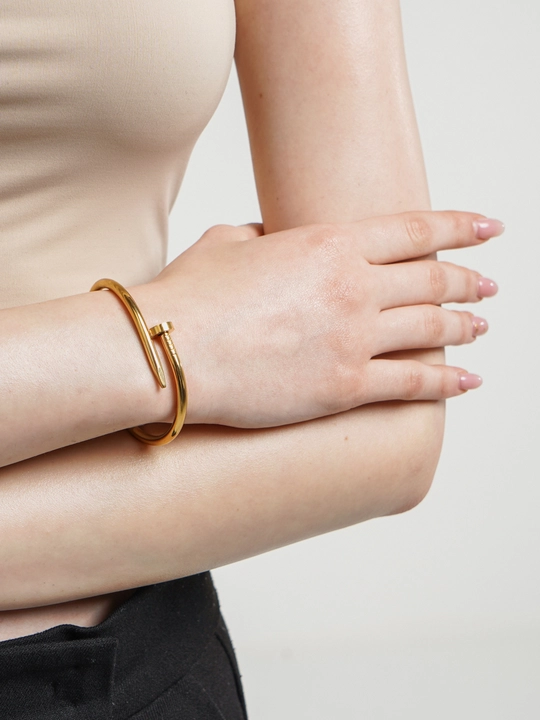 Nail Bracelet — ayollar uchun zamonaviy gvozdik shaklidagi bilakuzuk