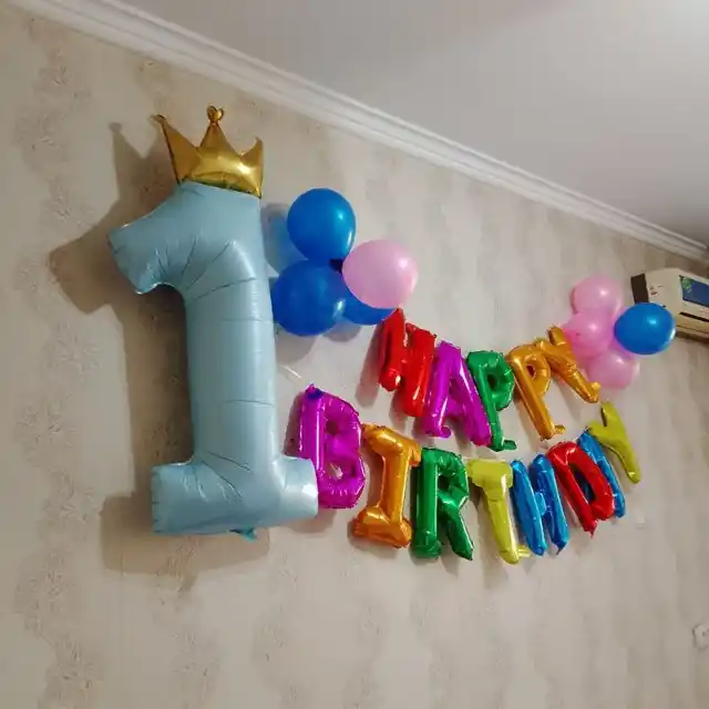 Happy Birthday harfli sharchalar, devordagi yozuv, fotozona uchun gulchambar