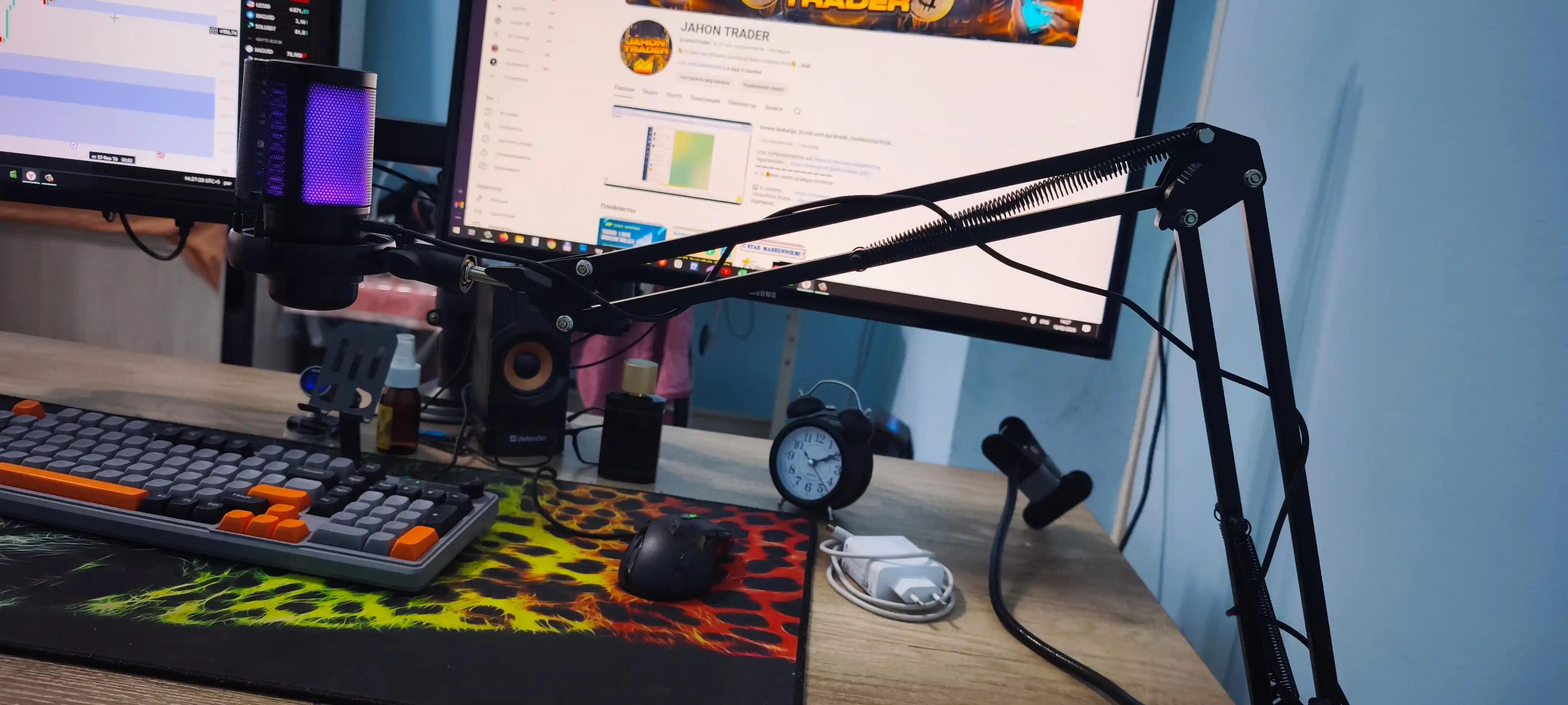 Микрофон конденсаторный игровой с подсветкой RGB с кронштейном, с поп-фильтром для стримов