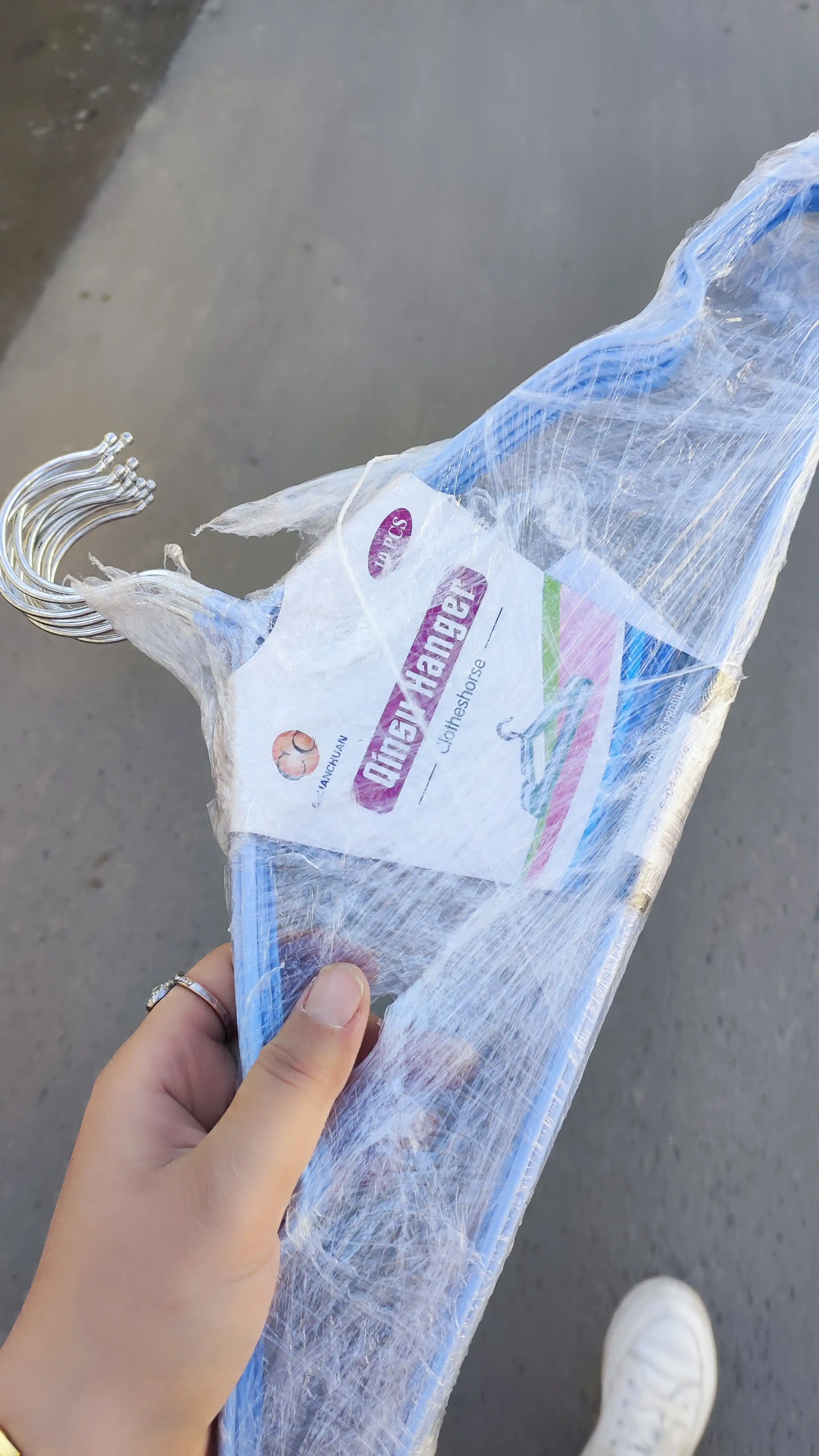 Вешалка для верхней одежды и брюк, пластиковые и металлические, разноцветные