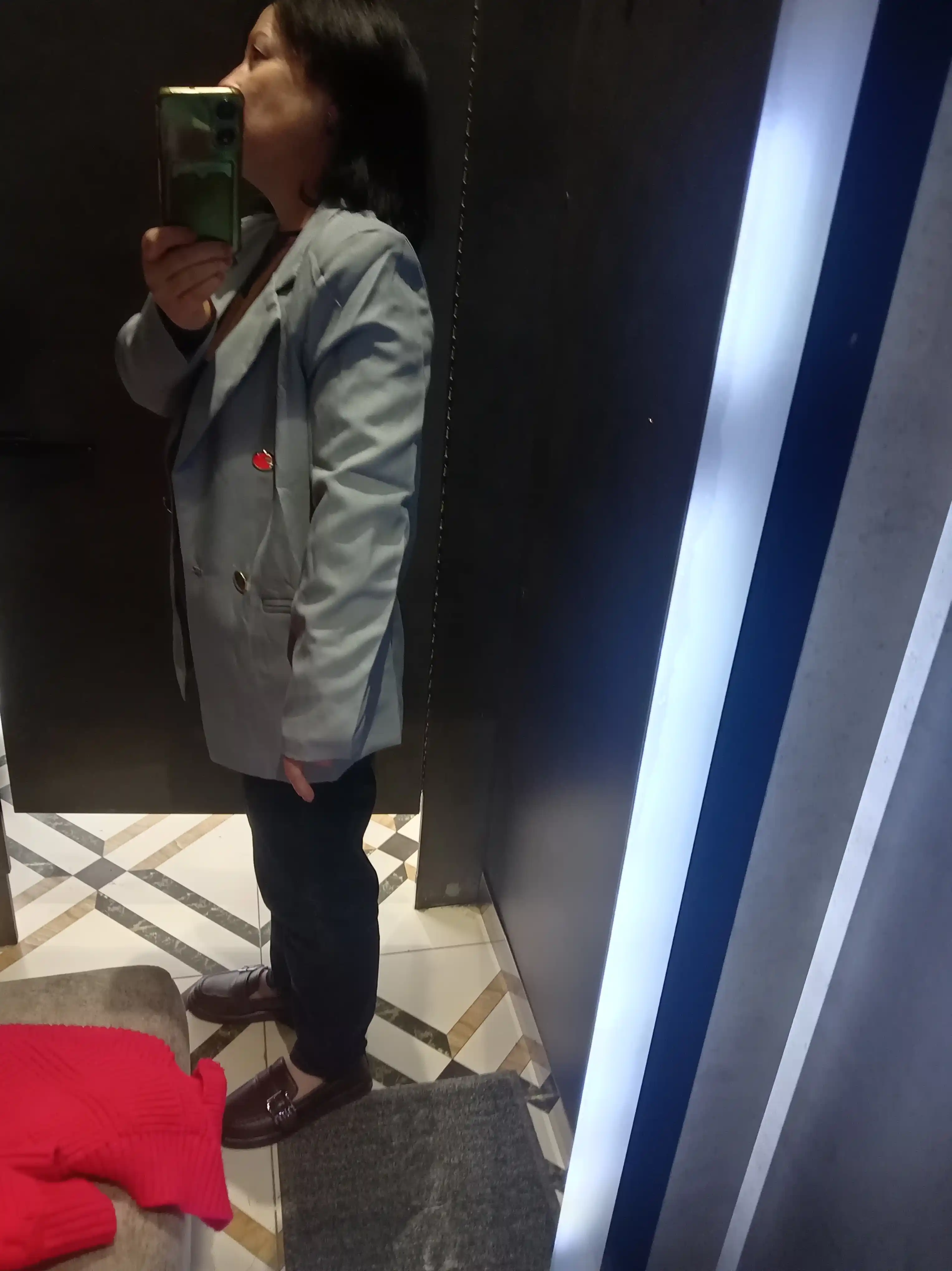 Ayollar pidjagi, klassik, tugmali uzaytirilgan jaket