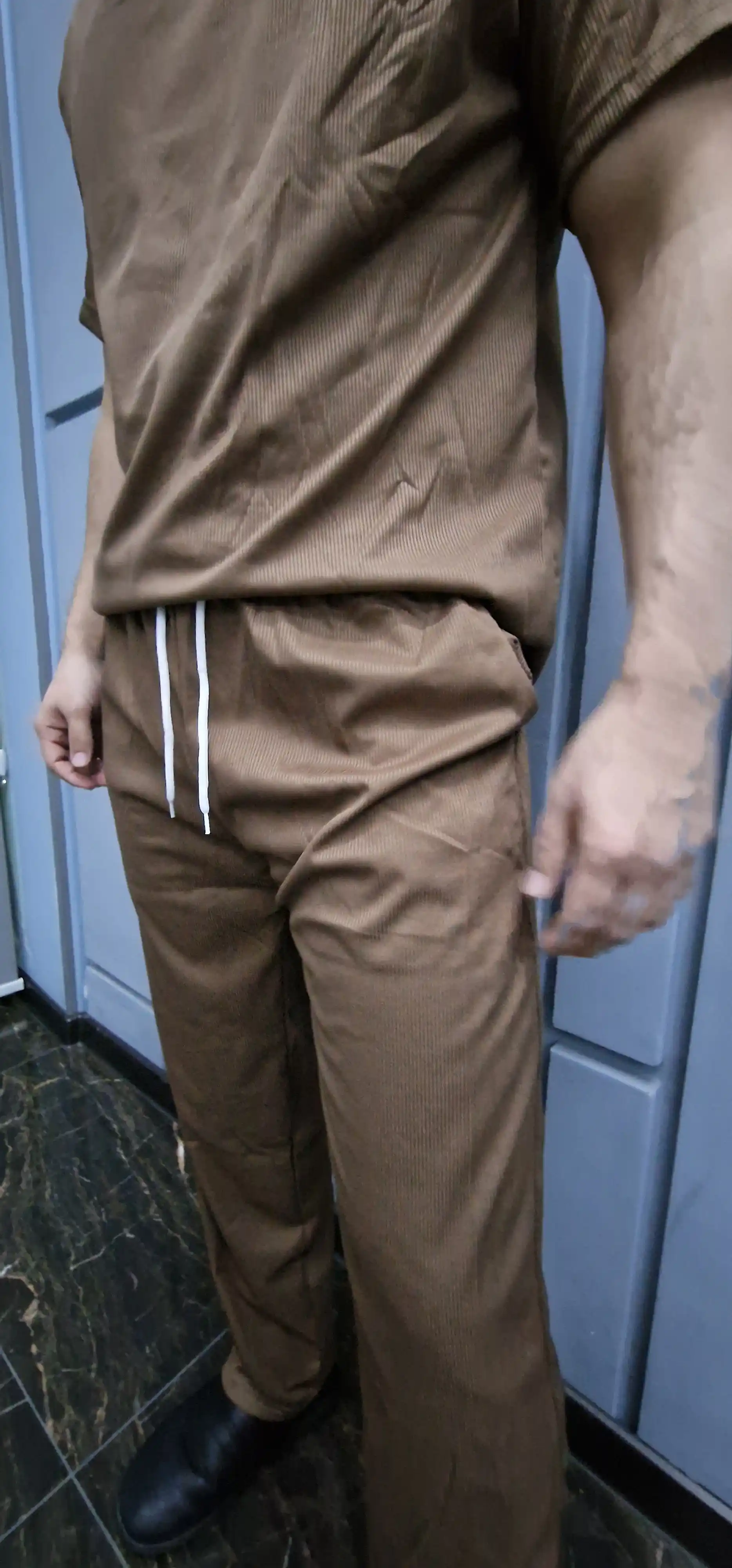 Erkaklar yozgi kostyum-to'plam, futbolka va shim, yengil kundalik chiziqli komplet