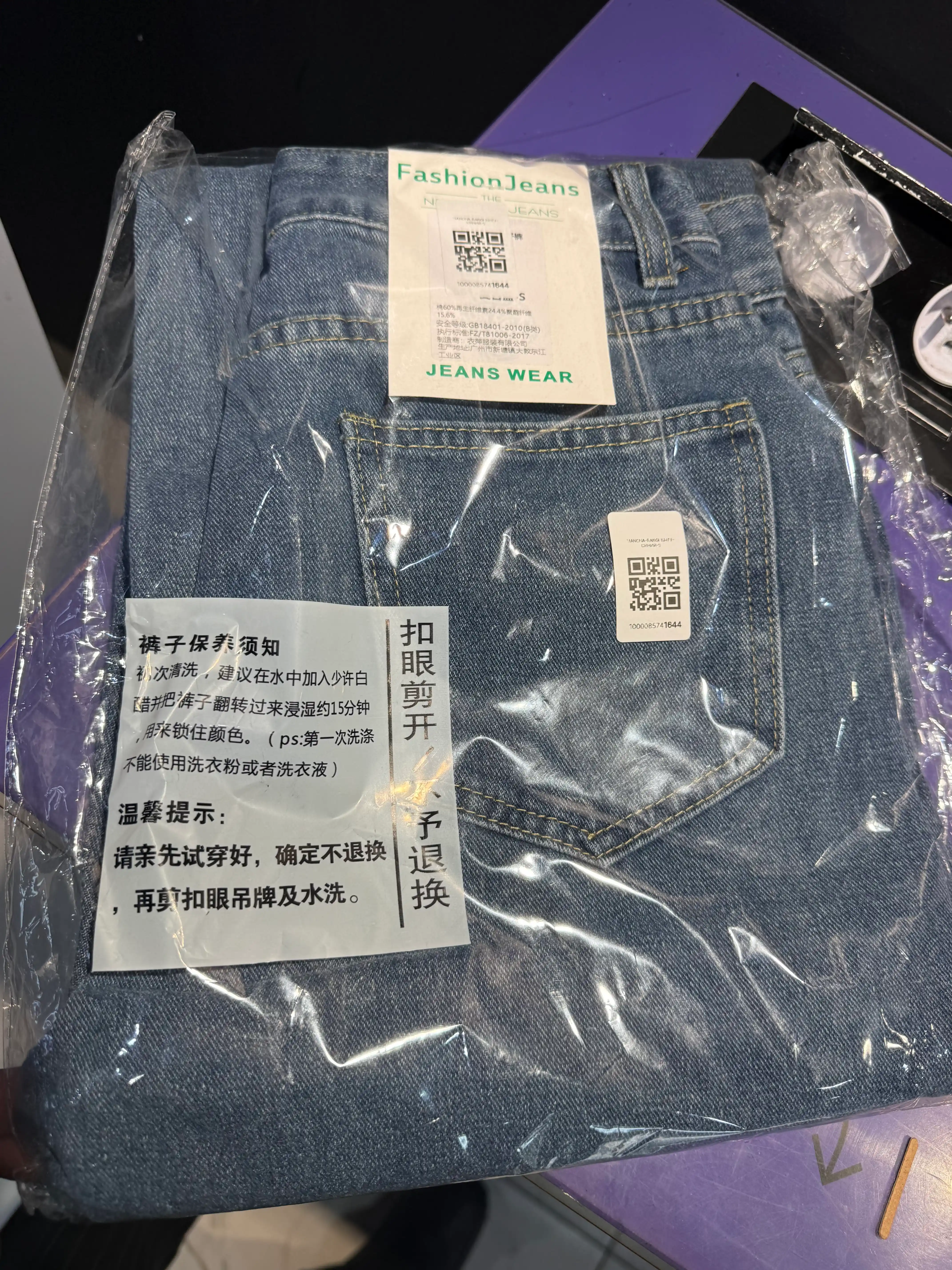 Ayollar uchun baland belli mom jeans – turli rangdagi denim shimlar, jinsi shimlar