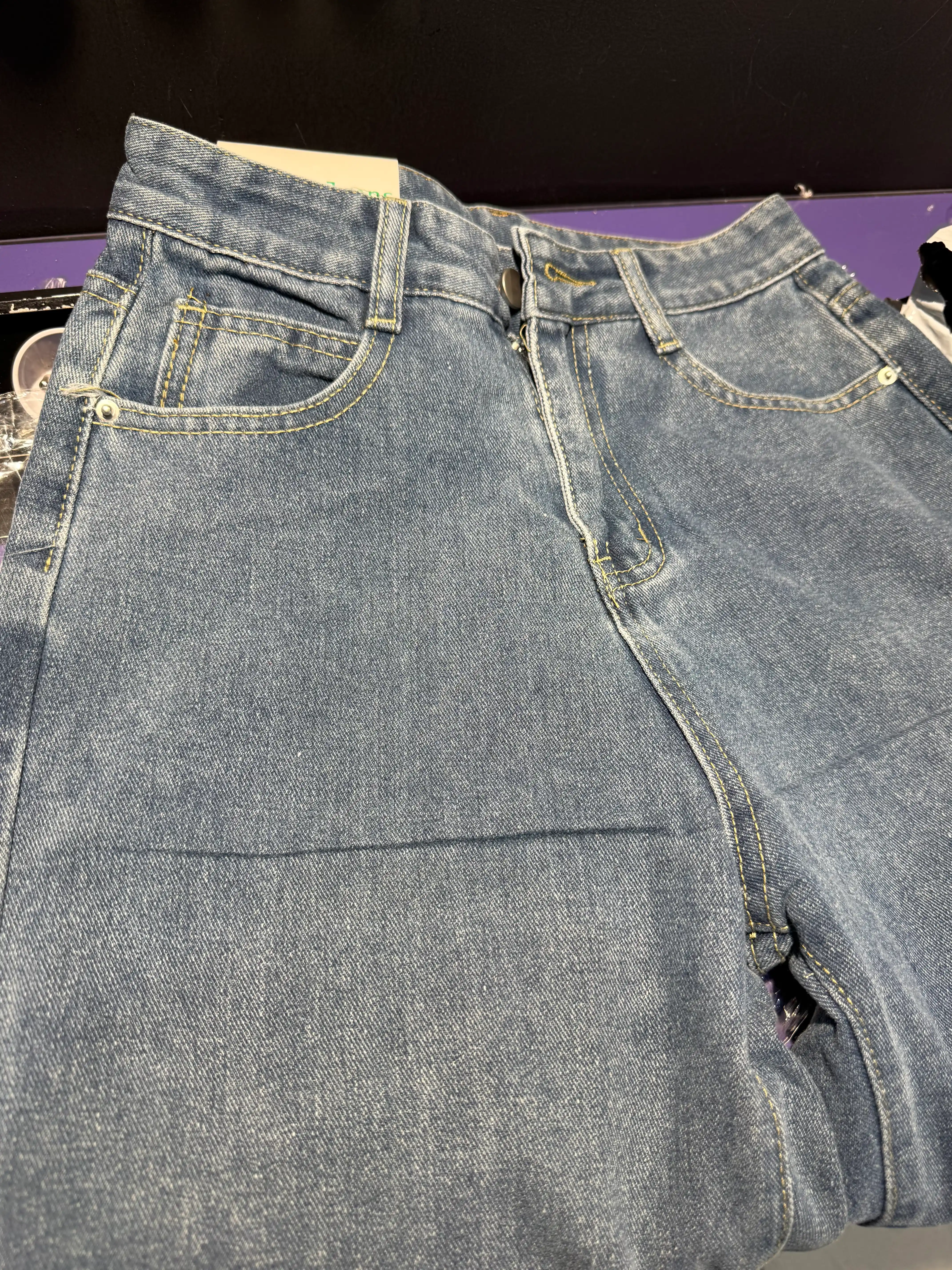 Ayollar uchun baland belli mom jeans – turli rangdagi denim shimlar, jinsi shimlar