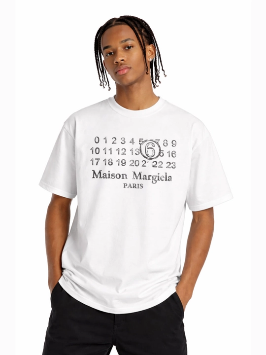 Maison Margiela “Numbers” printli oversize futbolka — oq rang, 100% paxta, Y2K uslubida