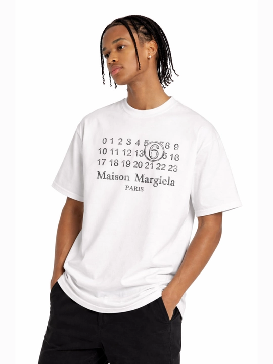 Maison Margiela “Numbers” printli oversize futbolka — oq rang, 100% paxta, Y2K uslubida