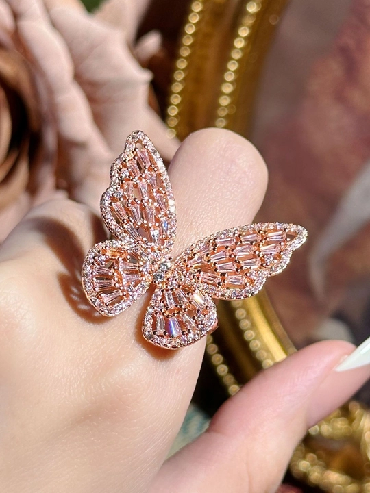 Кольцо «Golden Butterfly» с фианитами. Регулируемый размер 16–19. Премиальный дизайн