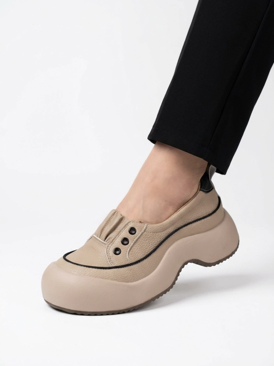 Ayollar uchun platformali krossovkalar, minimalist dizayn, eko-charm