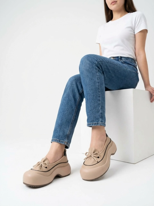 Ayollar uchun platformali krossovkalar, minimalist dizayn, eko-charm - 
