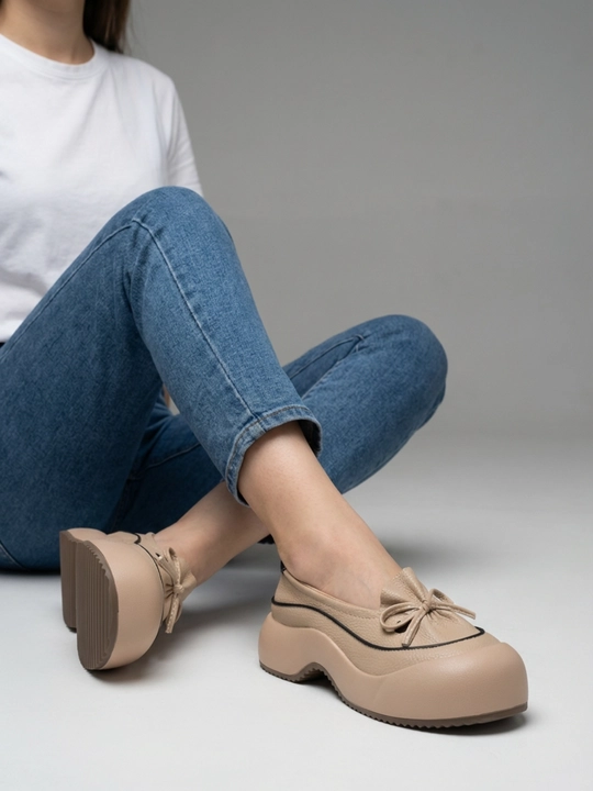 Ayollar uchun platformali krossovkalar, minimalist dizayn, eko-charm