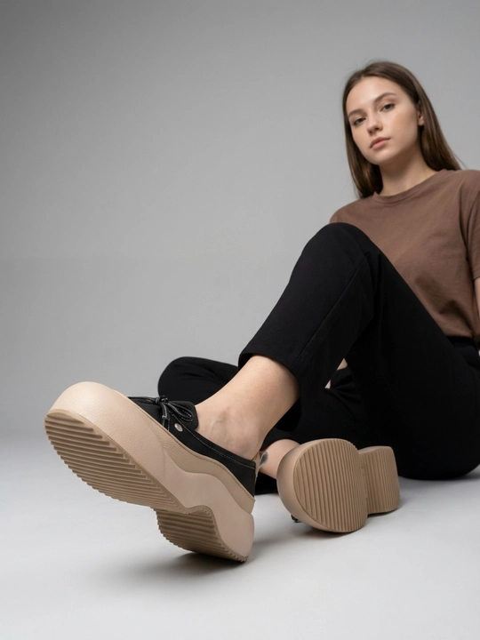 Ayollar uchun platformali krossovkalar, minimalist dizayn, eko-charm