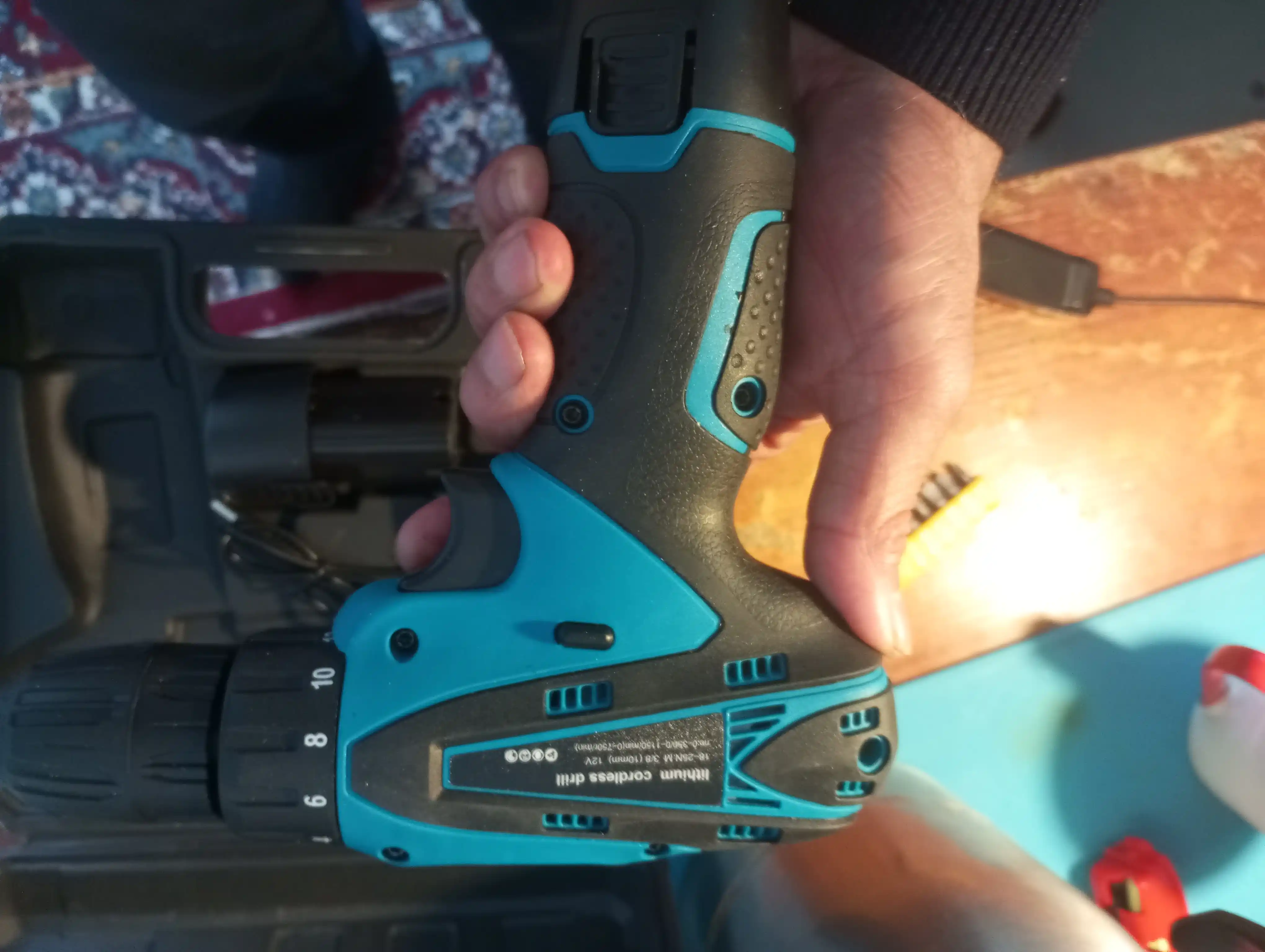 Makita 12V akkumulyatorli drel-shurupovyort, 2 ta AKB, 800 W, 1300 ob/min