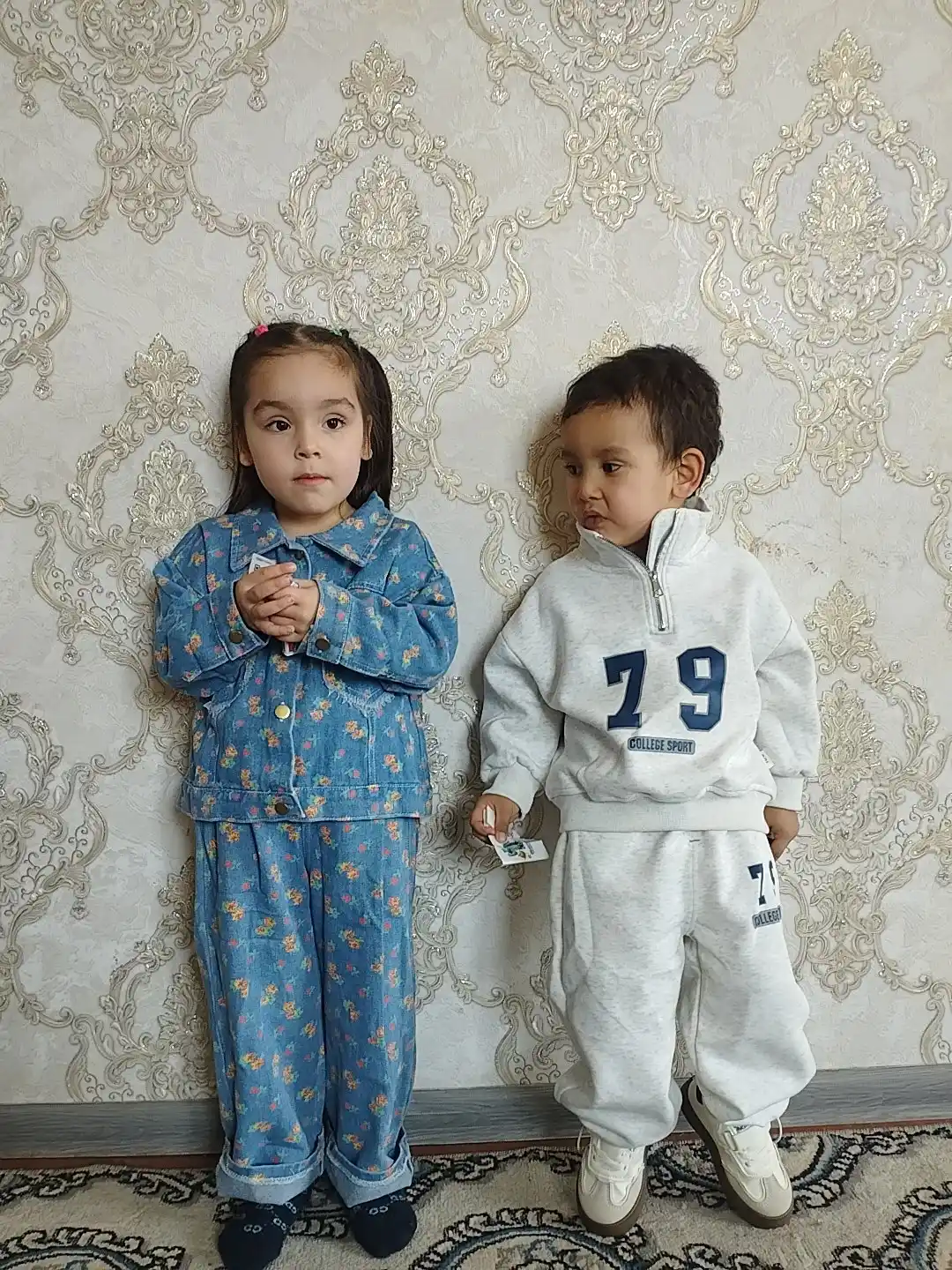 Qizlar uchun to'plam, pidjak va shim