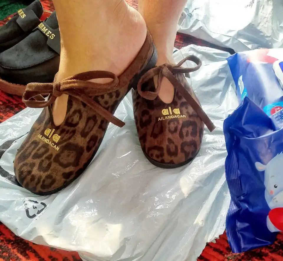 Uy va ko‘chaga mos zamonaviy ayollar shippaklari, kuz uchun poyabzal, yopiq tapichka