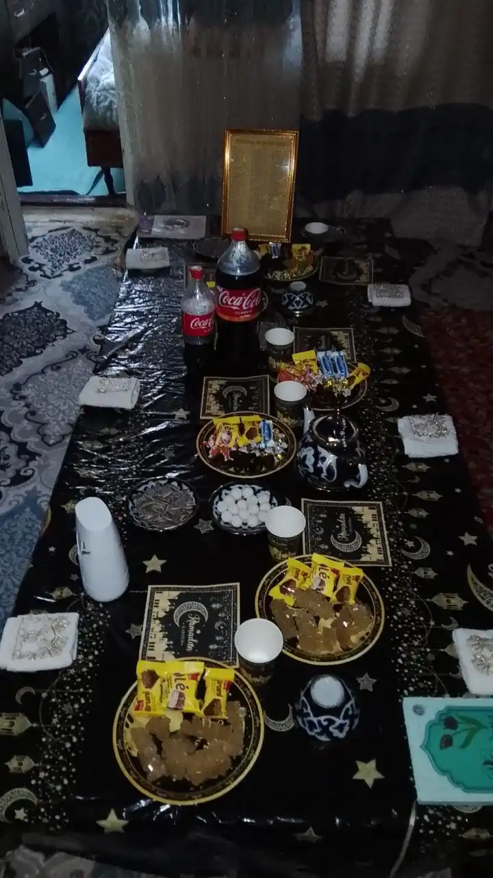 Ramazon oyi, selofan dasturxon, 1 martalik stakan, likopchalar va salfetkalar