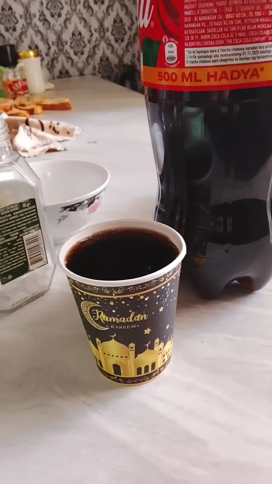 Ramazon oyi, selofan dasturxon, 1 martalik stakan, likopchalar va salfetkalar