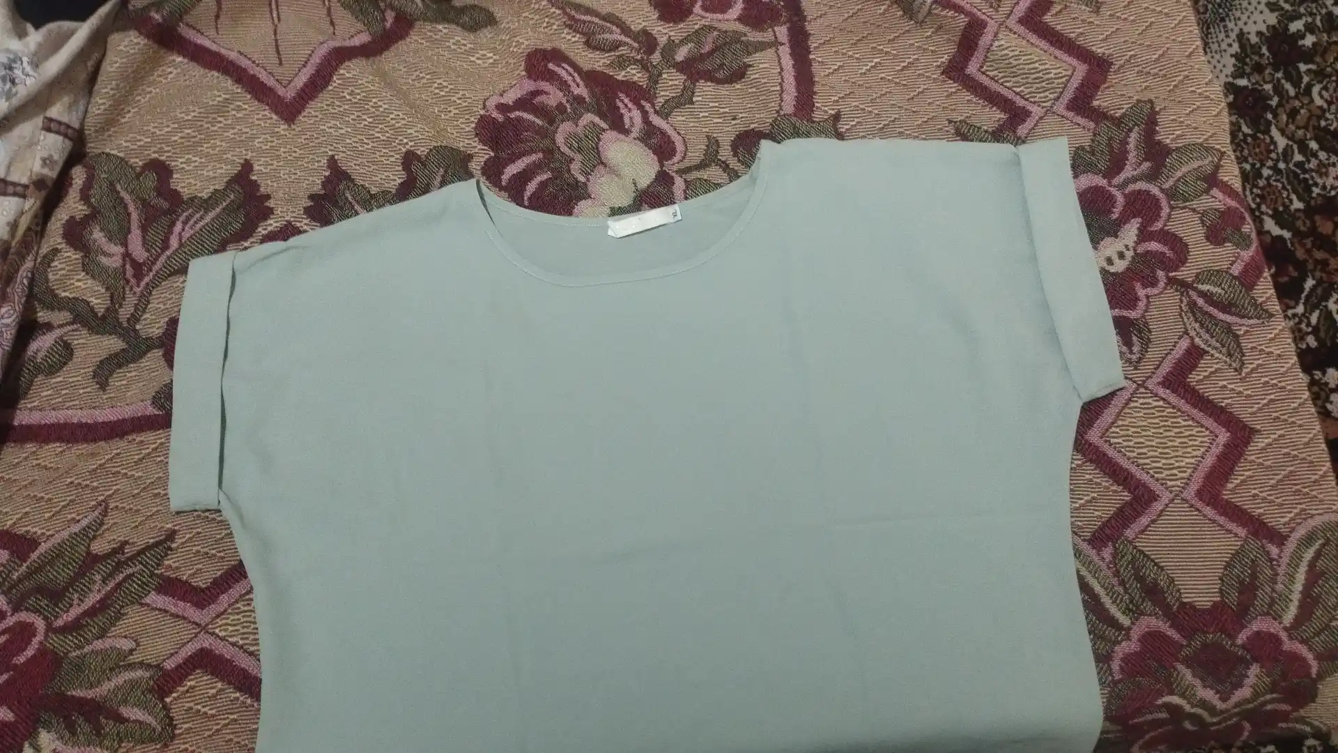 Qisqa yengli ayollar bluzkasi, bir xil rangli, ofis uchun