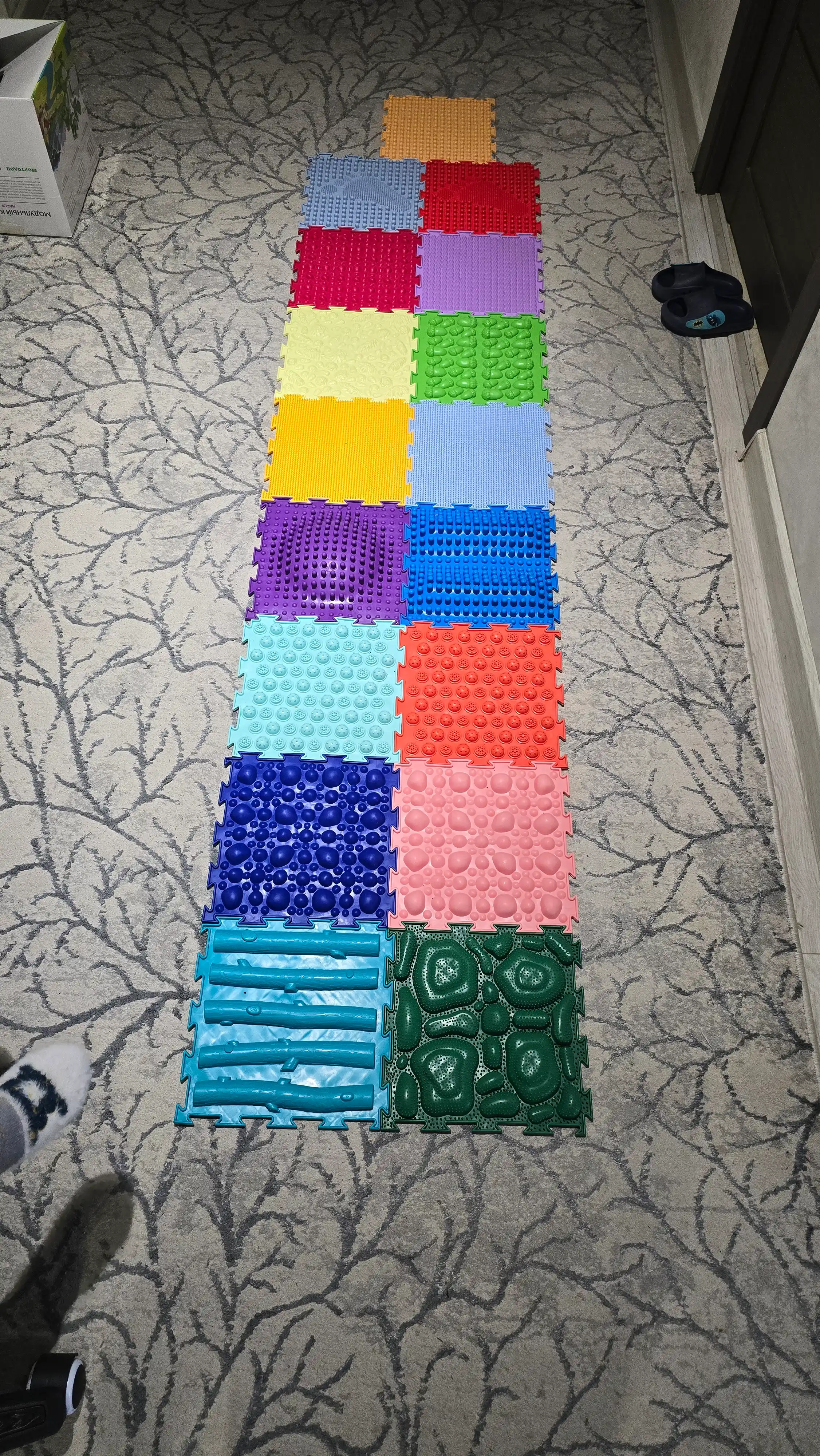 "Ortodon" massaj modulli pazl gilamchasi 17 ta moduldan iborat to‘plam