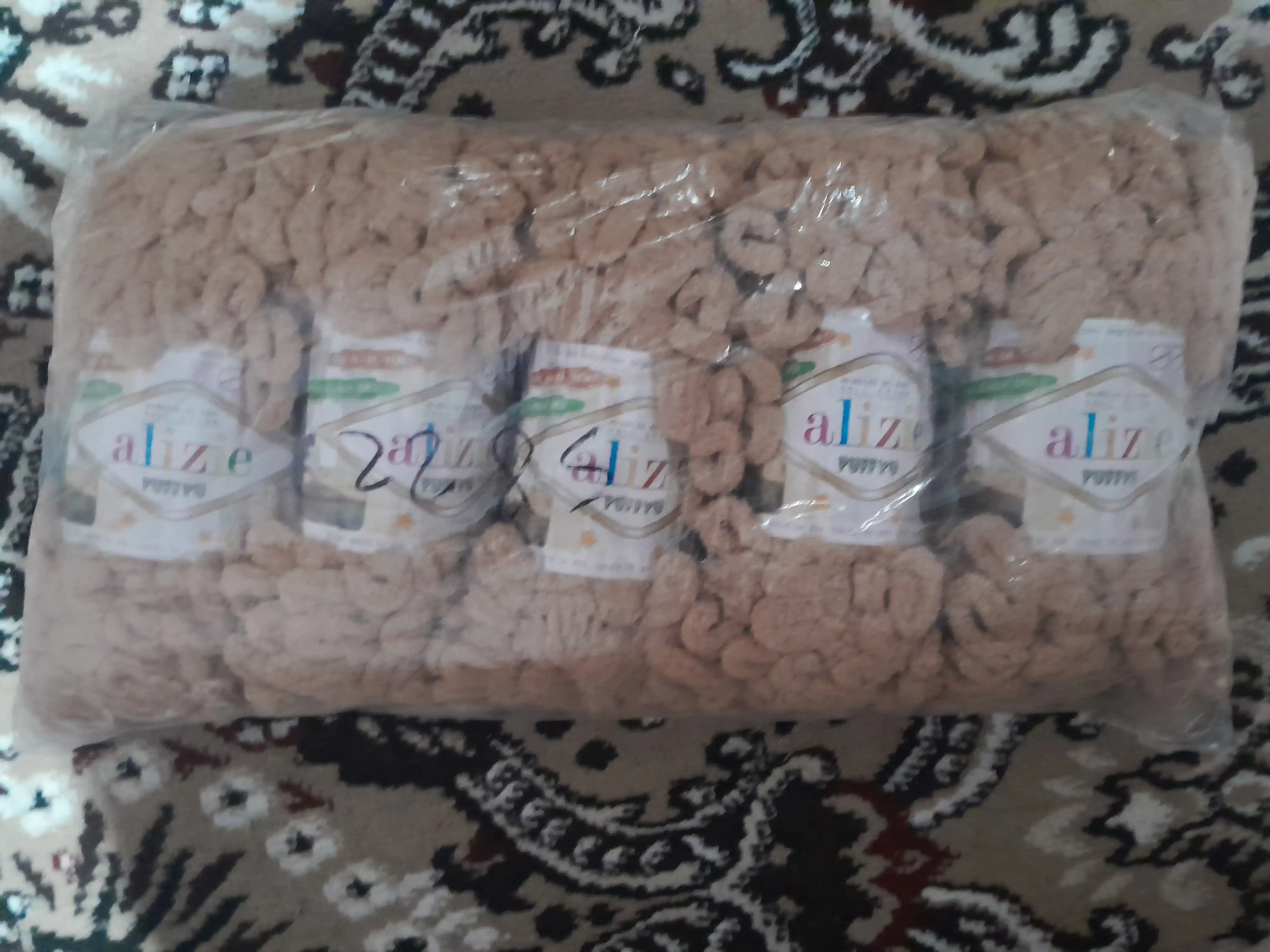 Katta ilmoqli to'qish uchun, ip Alizie Puffyu, 100 gr, 7 metr