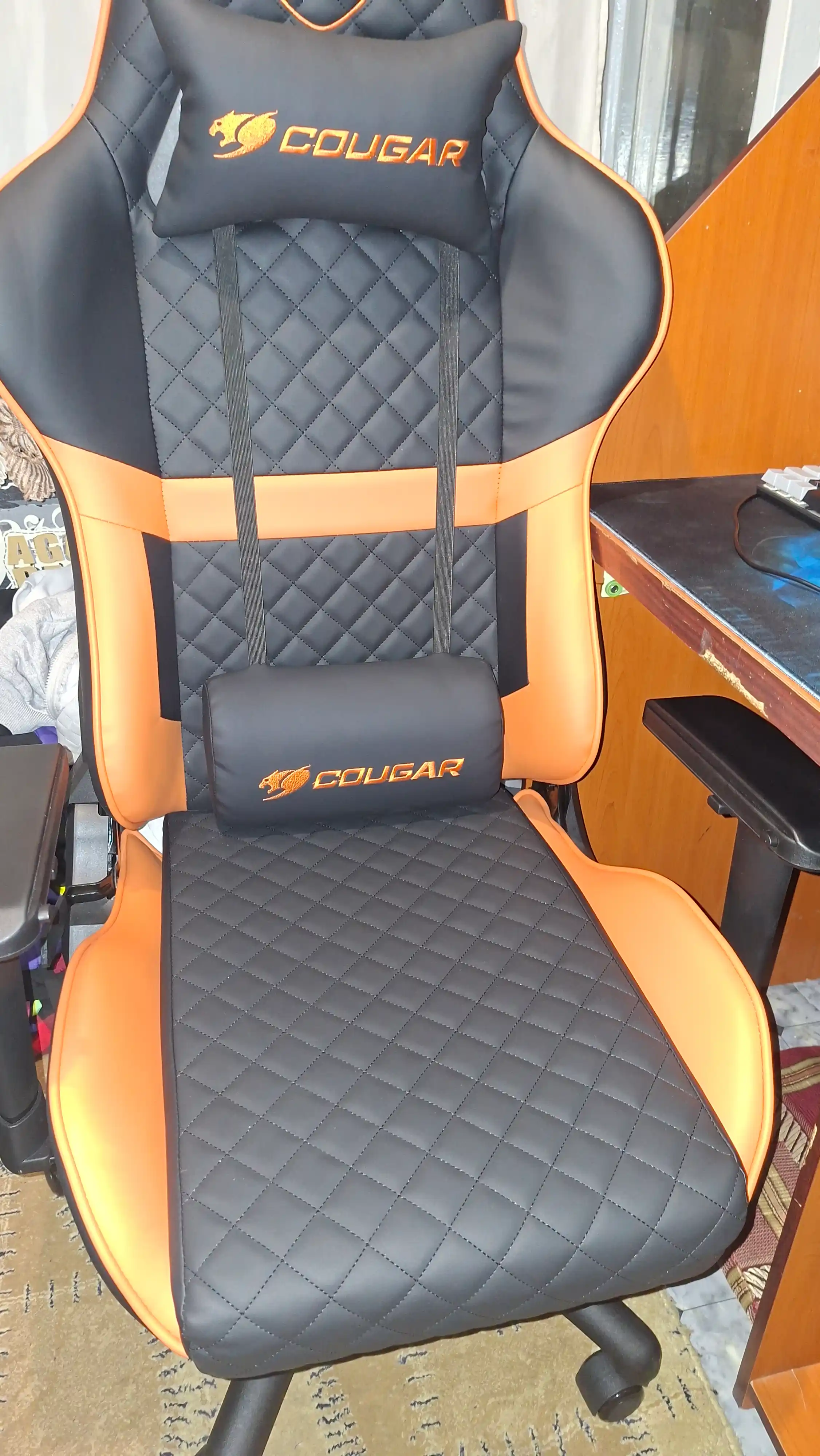 Игровое кресло Cougar Armor ONE, облегающий дизайн, с высокой спинкой