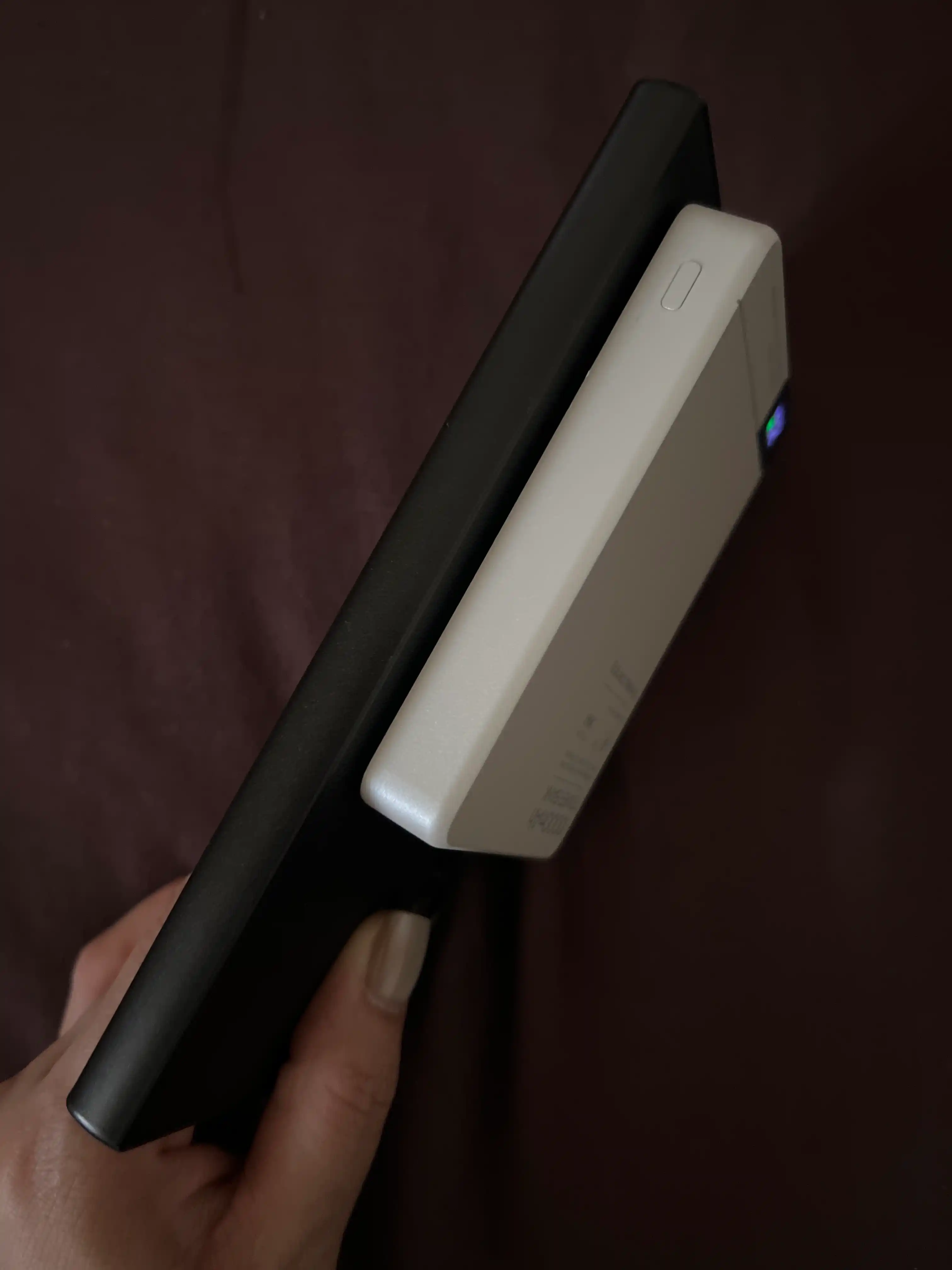 Simsiz tashqi akkumulyator MagSafe Power Bank, yupqa va zaryad ko'rsatkichi bilan
