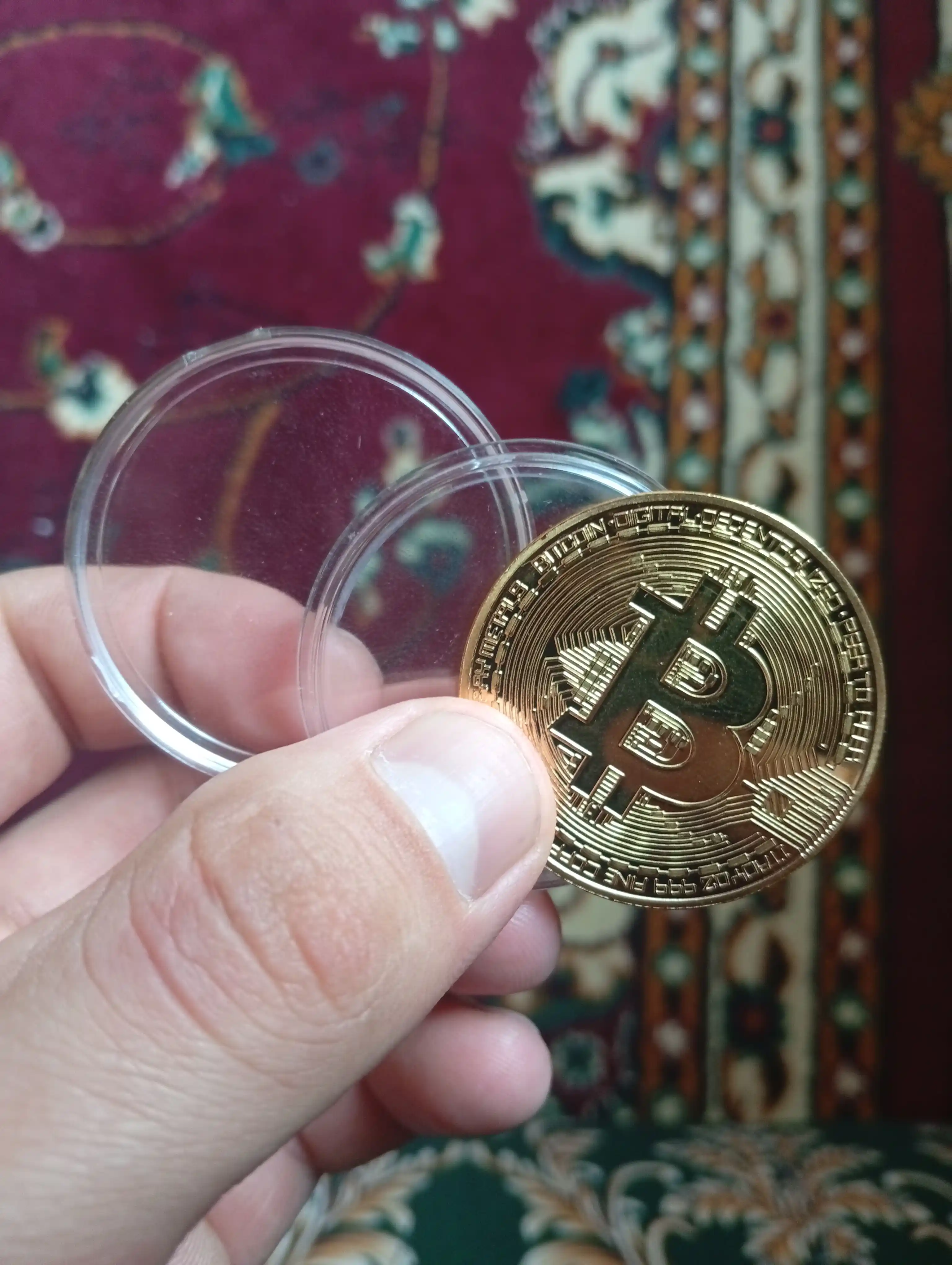 Suvenir "Bitcoin" tangasi, kriptovalyuta plastik idishda